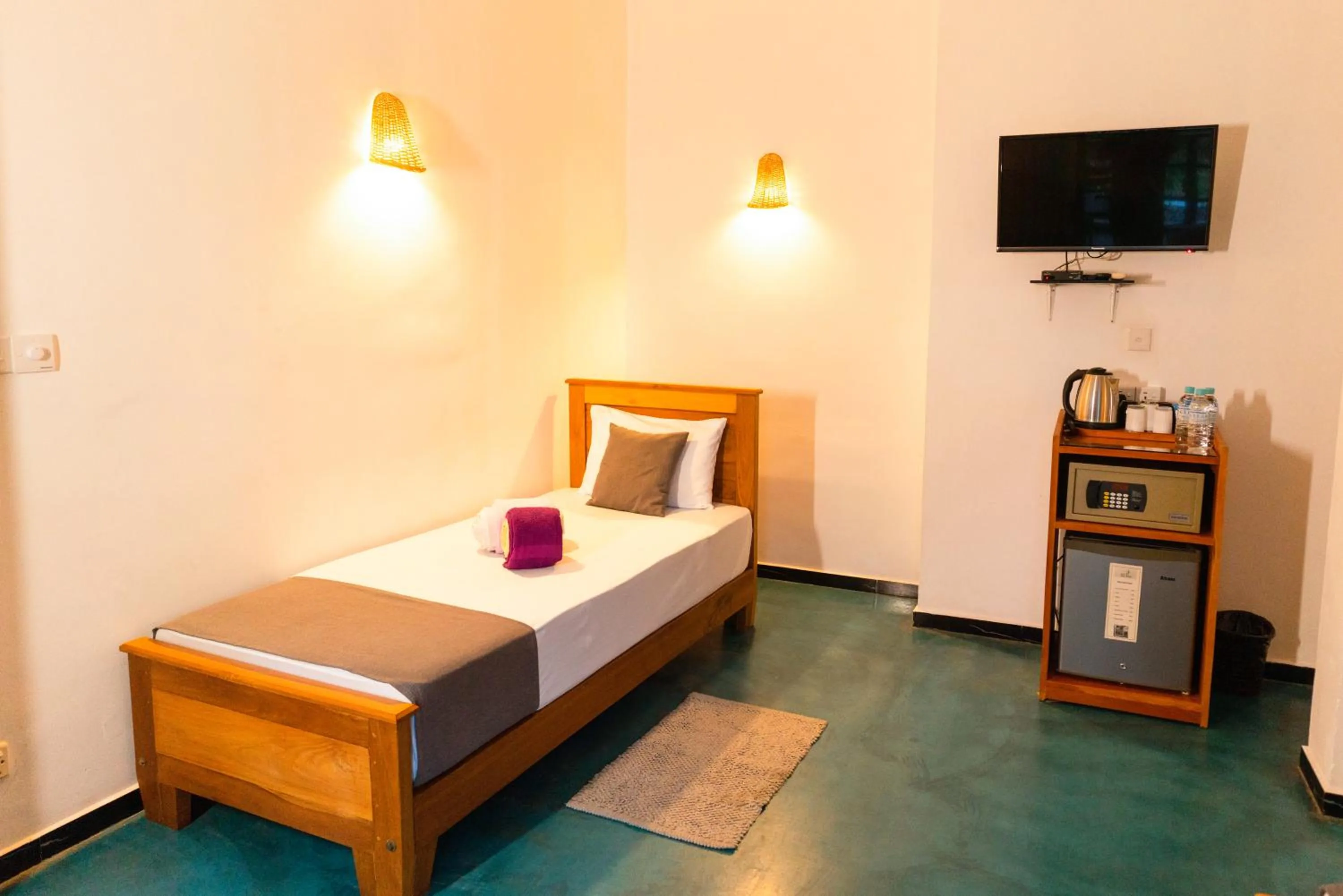 Bed in Hotel Bay Watch Unawatuna