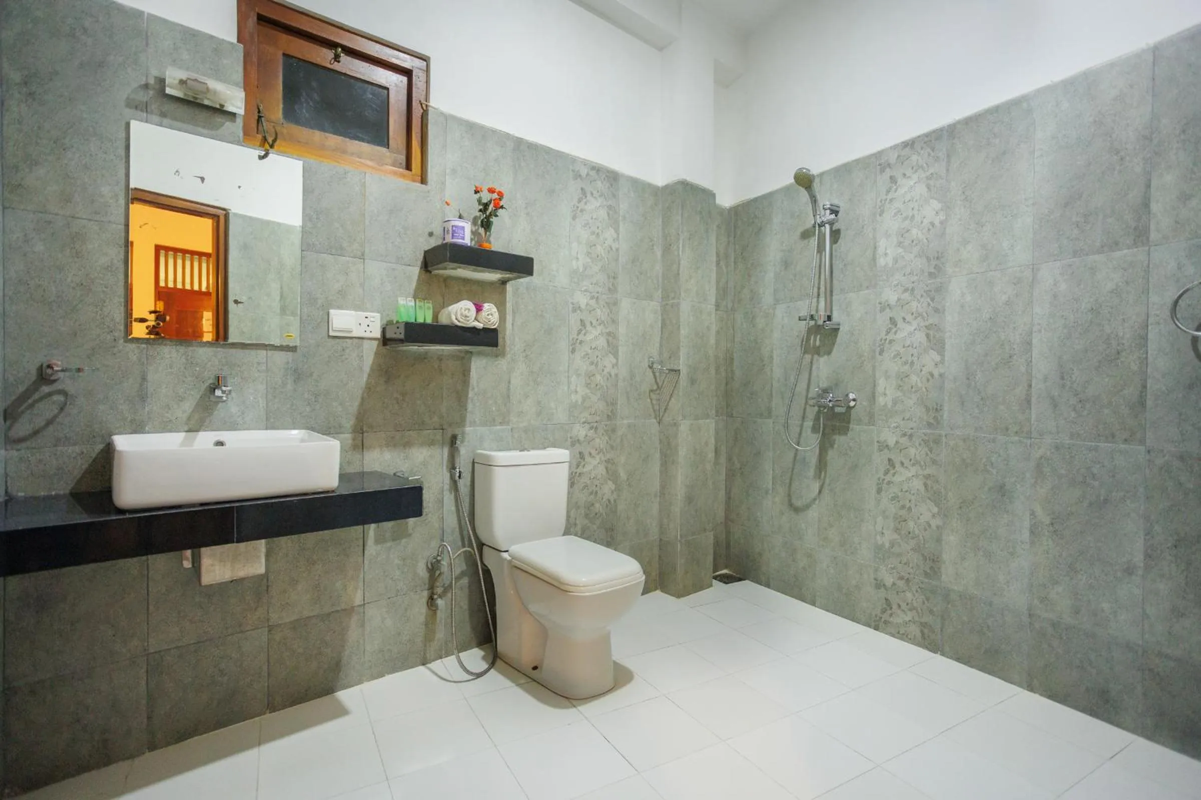 Shower in Hotel Bay Watch Unawatuna