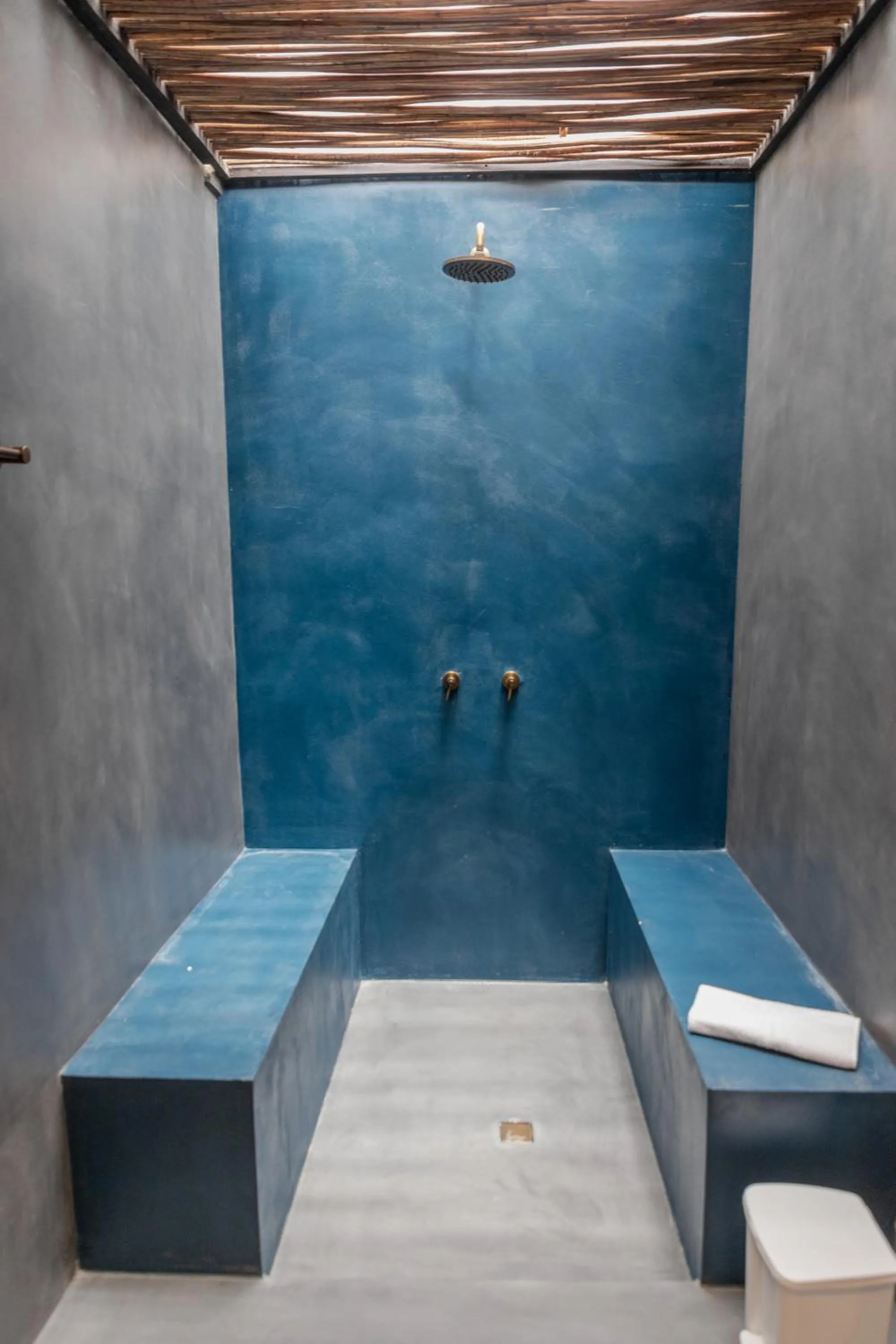 Shower in Bora Bora Beach Club Cartagena