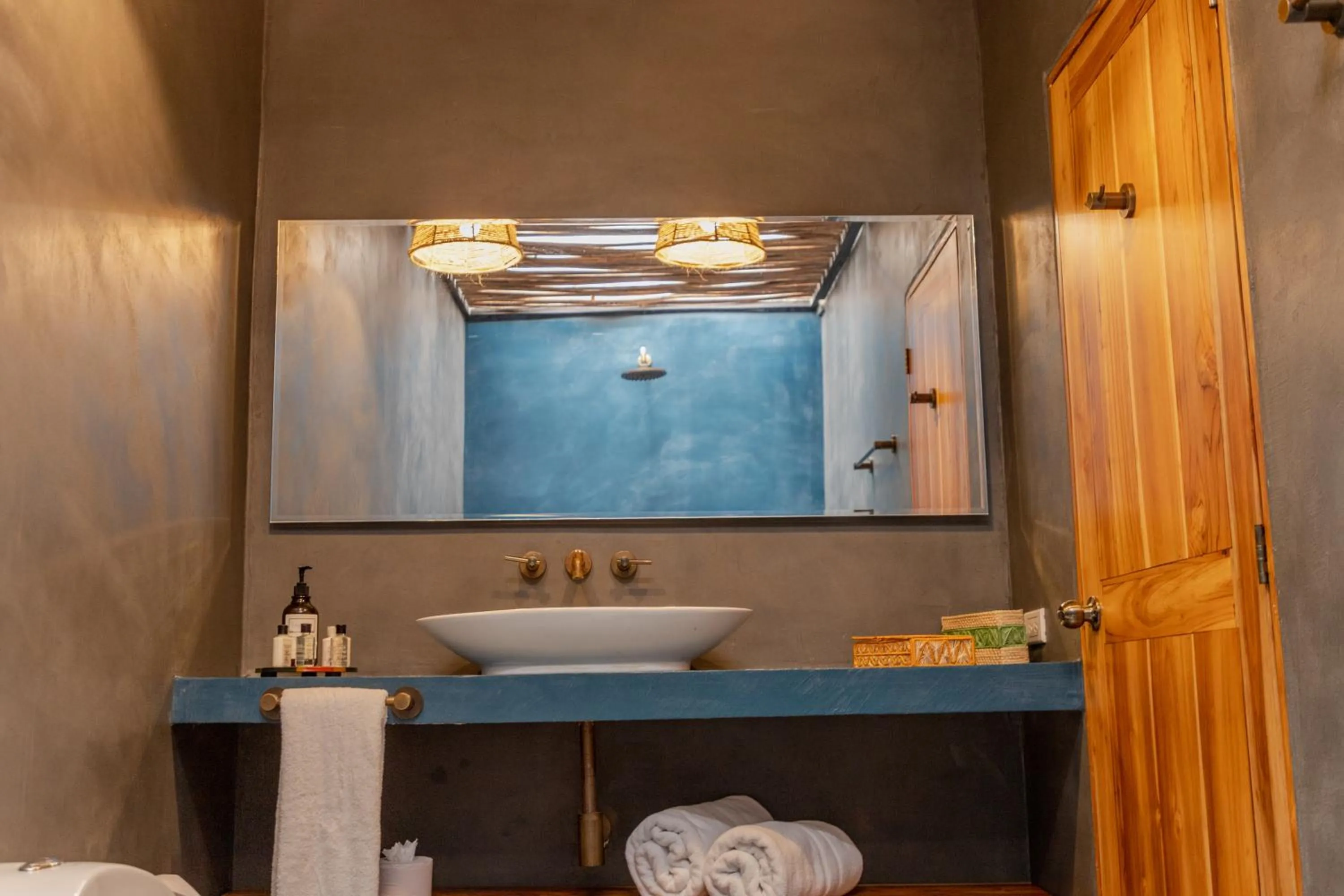 Shower in Bora Bora Beach Club Cartagena