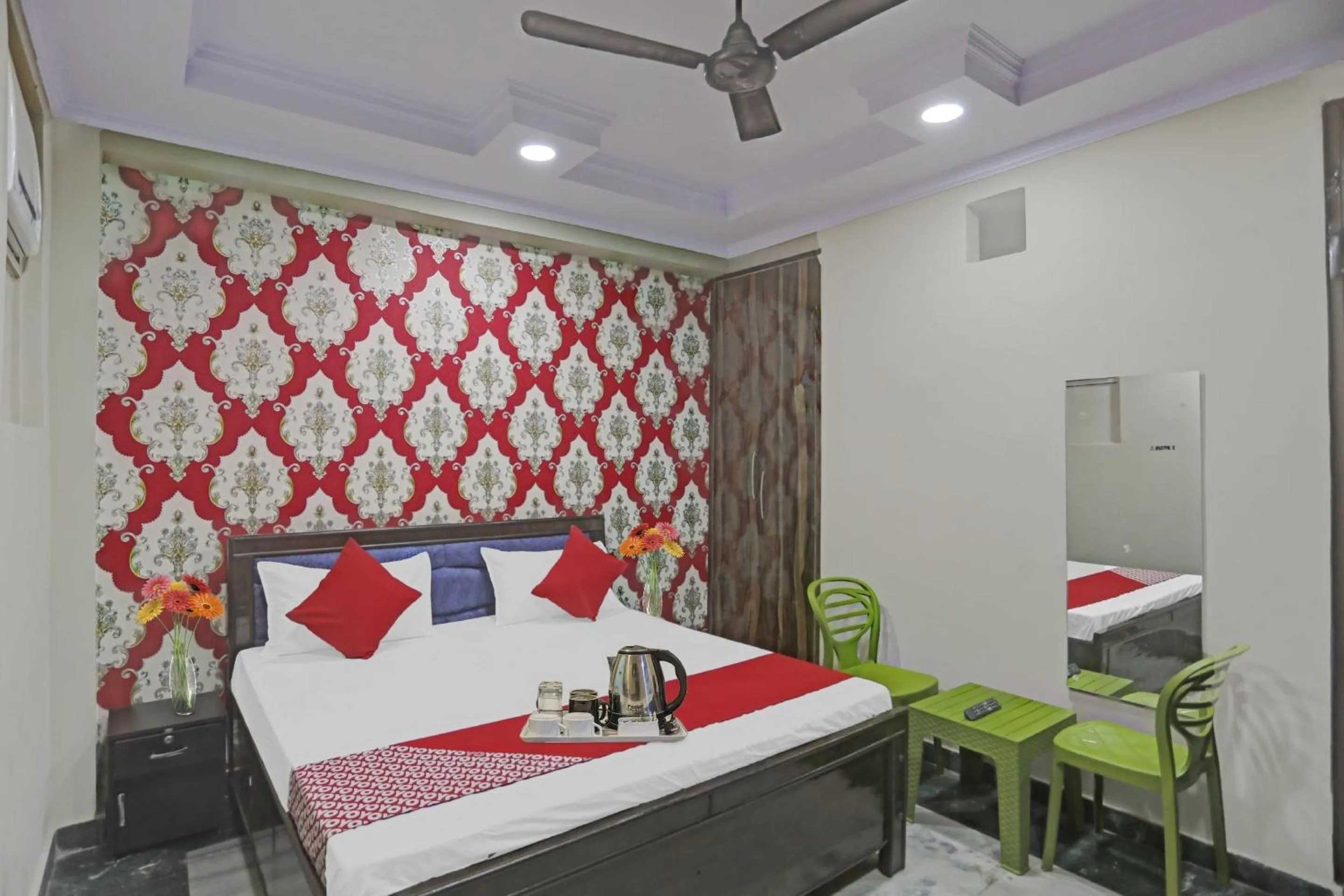 Bedroom, Bed in Super Hotel O Metro Inn Near Worlds Of Wonder