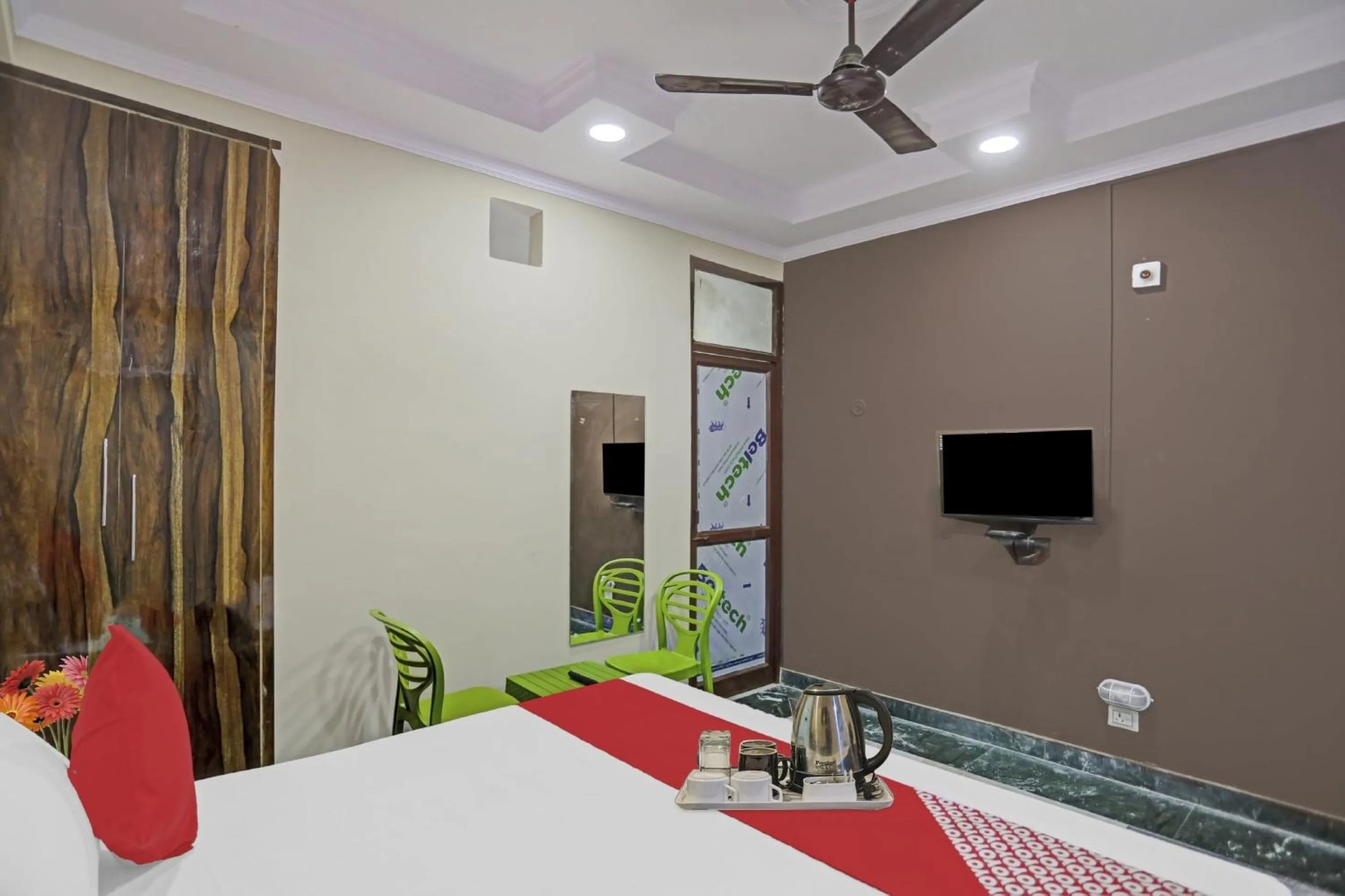 Bedroom, Bed in Super Hotel O Metro Inn Near Worlds Of Wonder