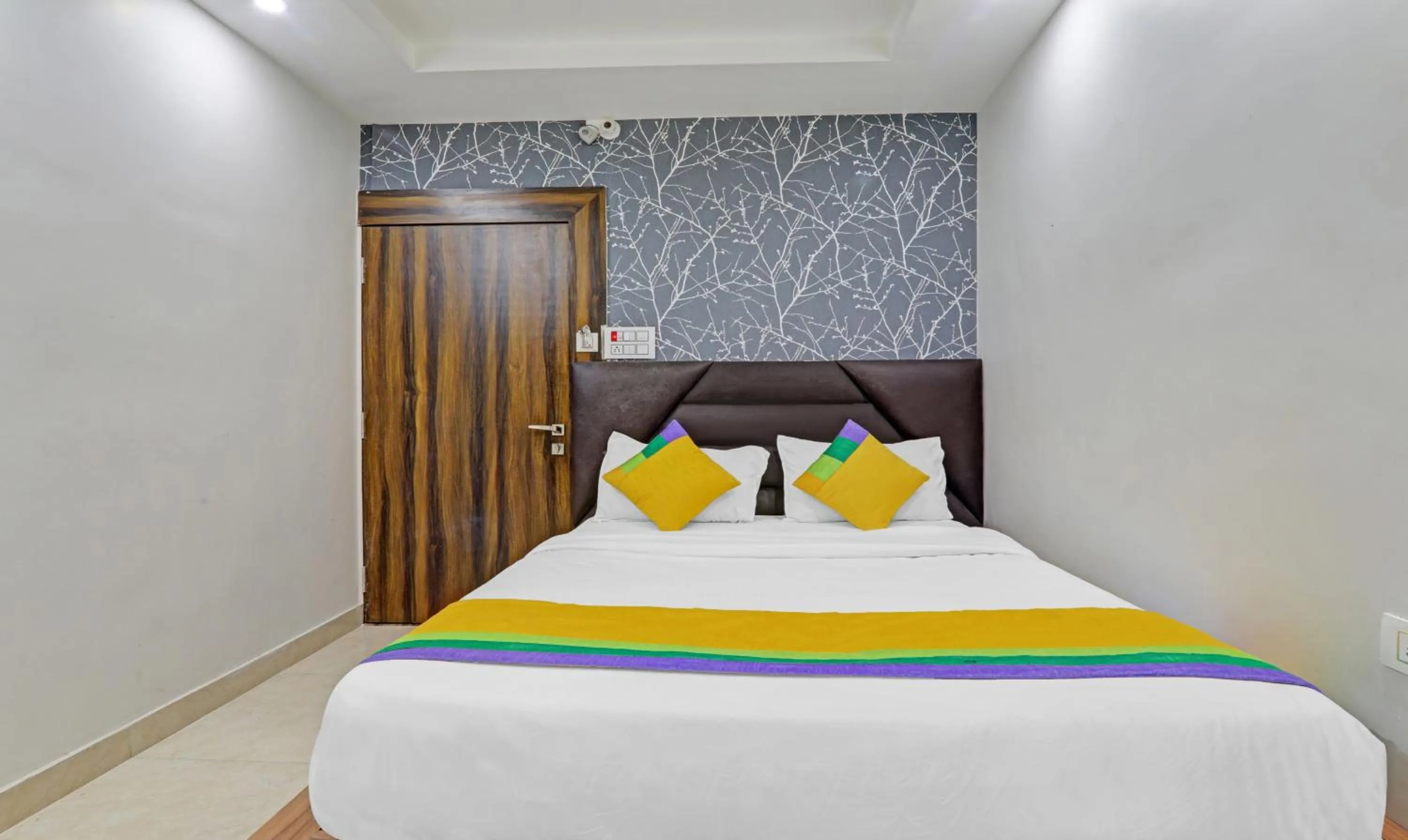 Bed in Itsy Hotels Royal Galaxy - 3 km From Sangam