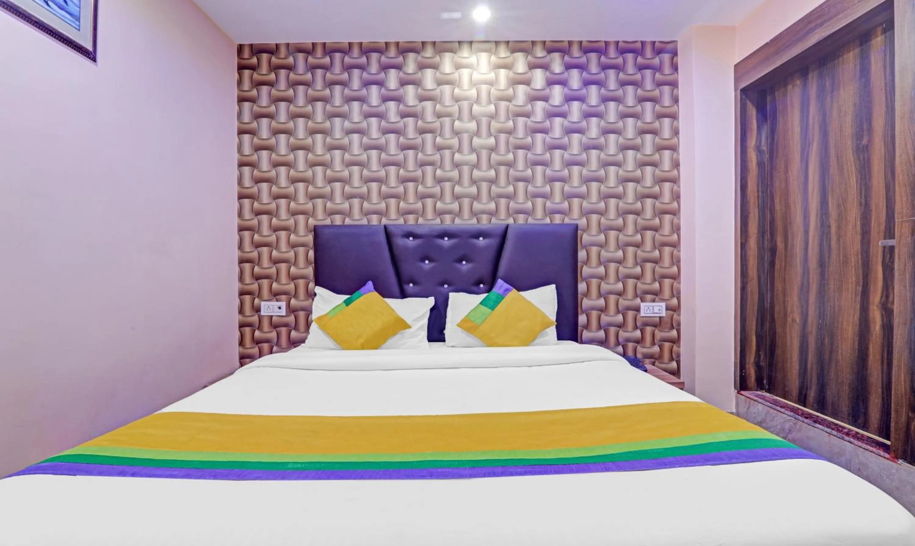 Bed in Itsy Hotels Royal Galaxy - 3 km From Sangam