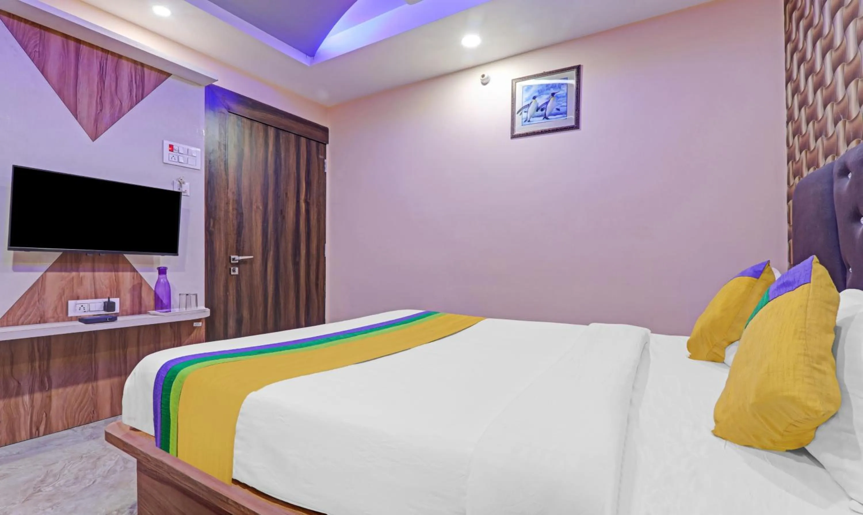 Bed in Itsy Hotels Royal Galaxy - 3 km From Sangam