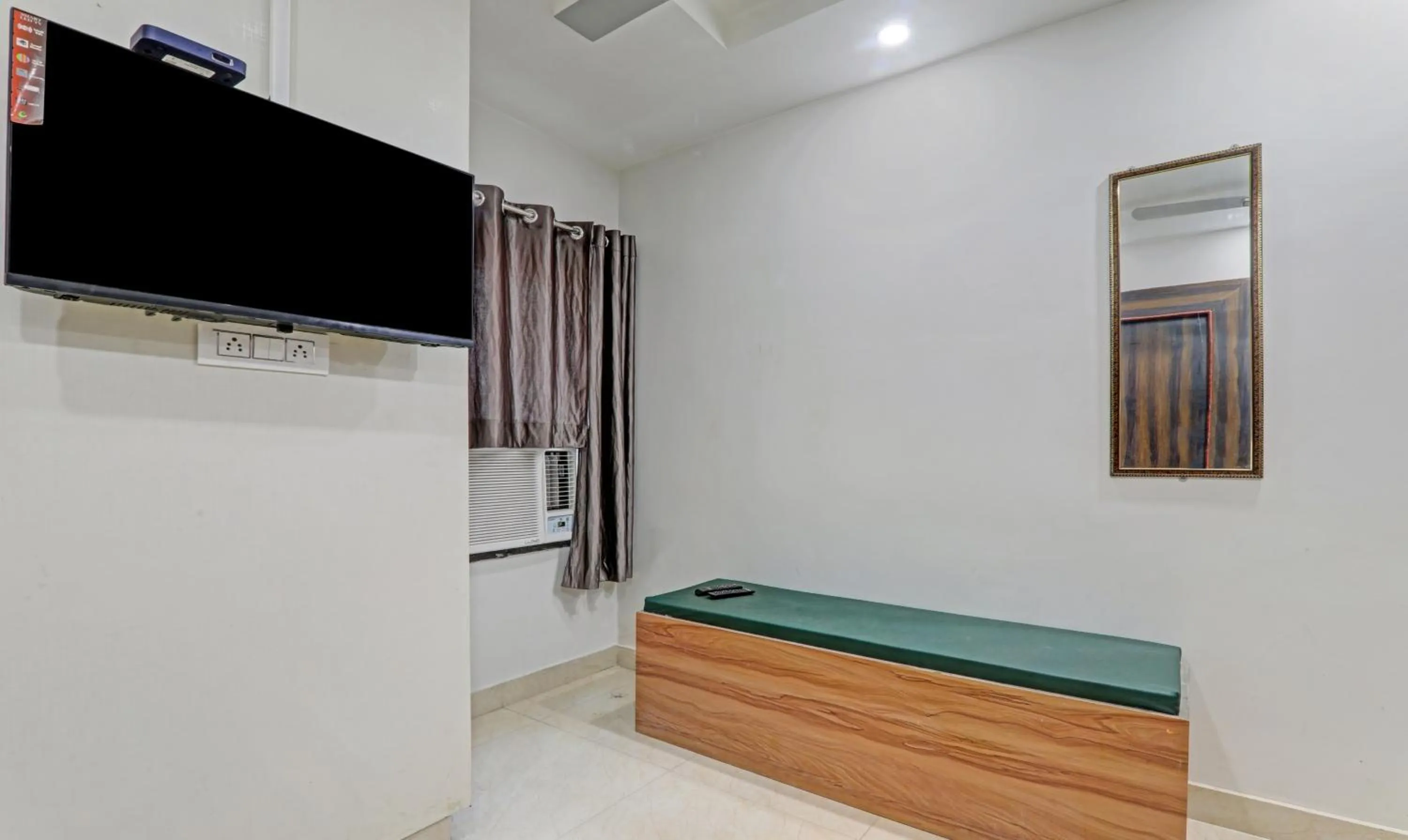 Bed in Itsy Hotels Royal Galaxy - 3 km From Sangam