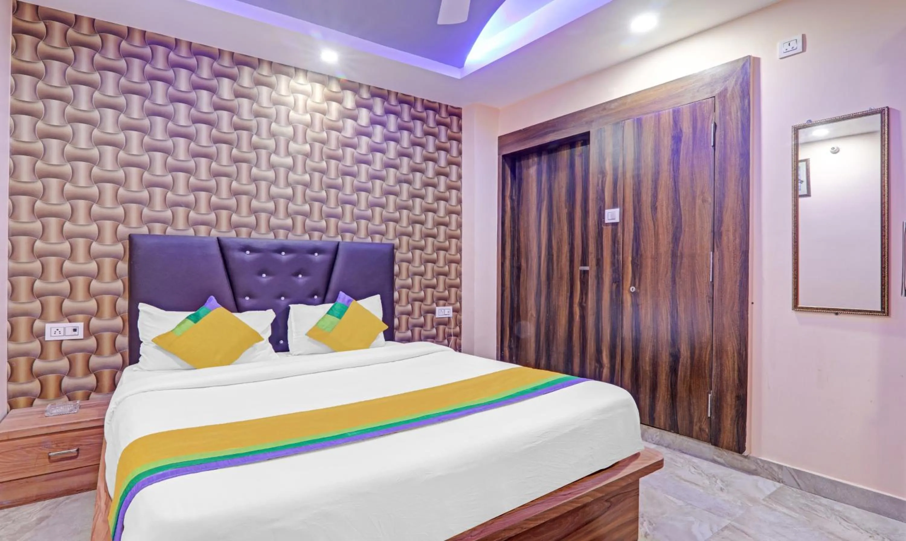 Bed in Itsy Hotels Royal Galaxy - 3 km From Sangam