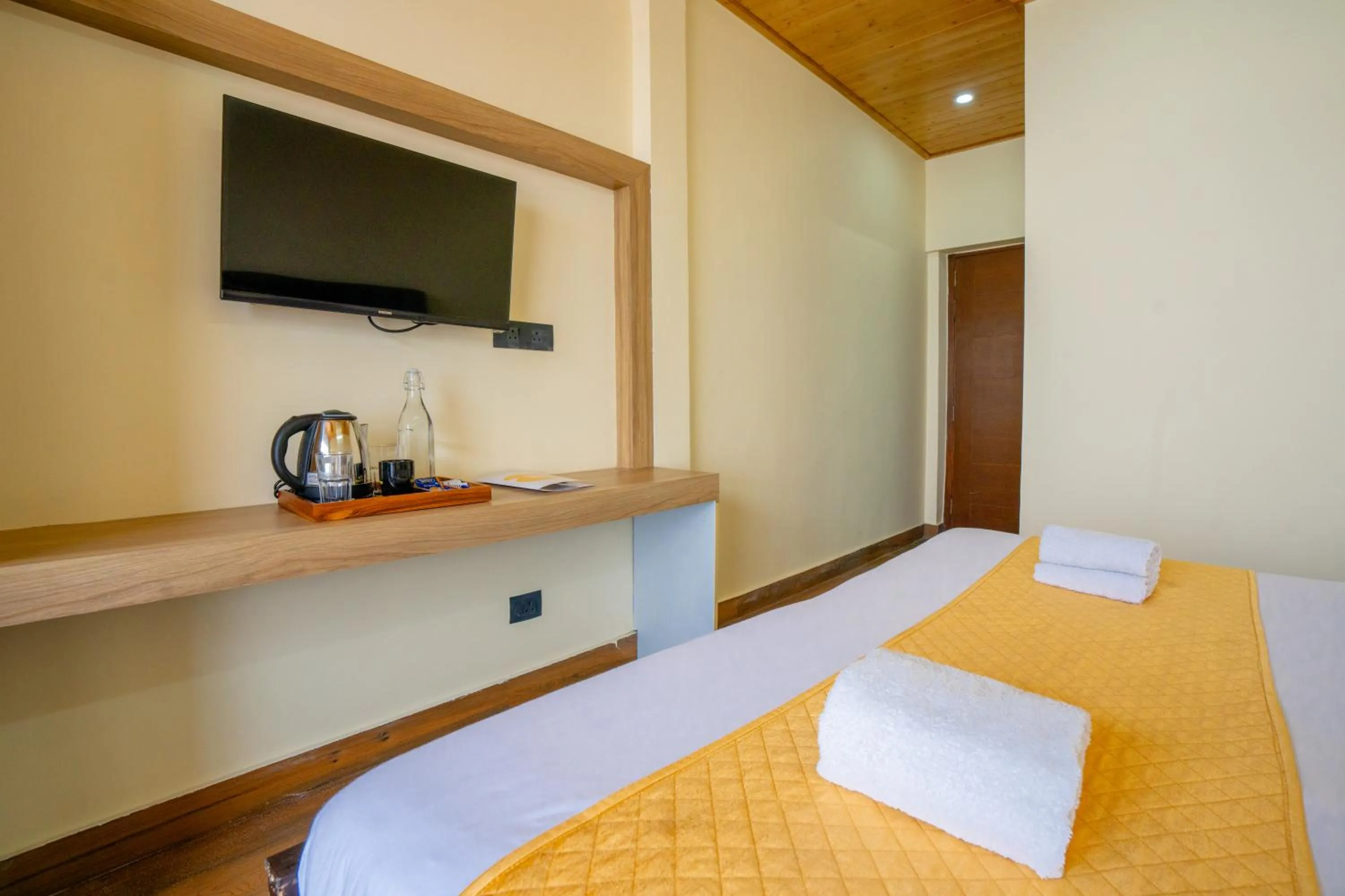 Communal lounge/ TV room, Bed in The Social Stays Mussoorie