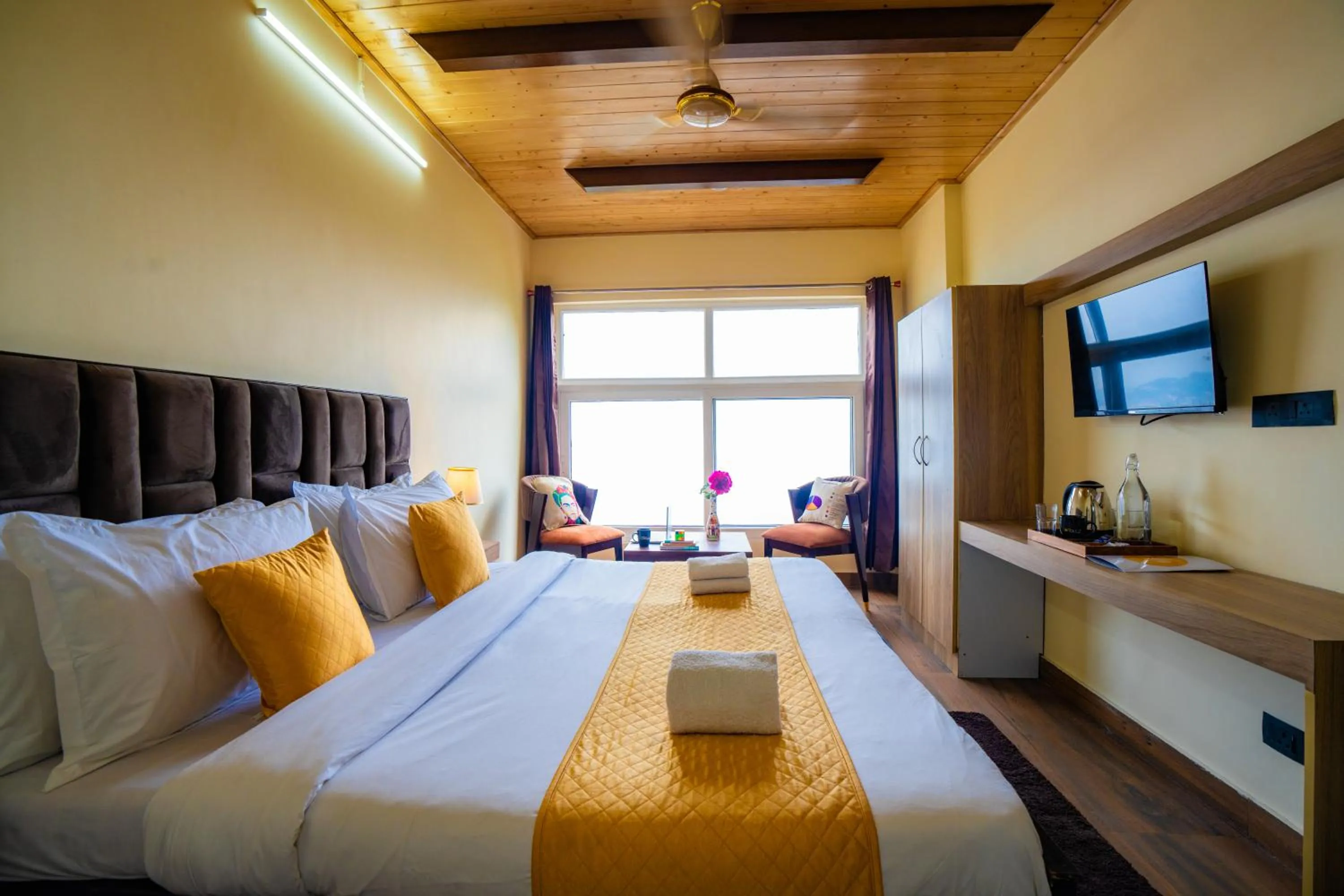 Communal lounge/ TV room, Bed in The Social Stays Mussoorie