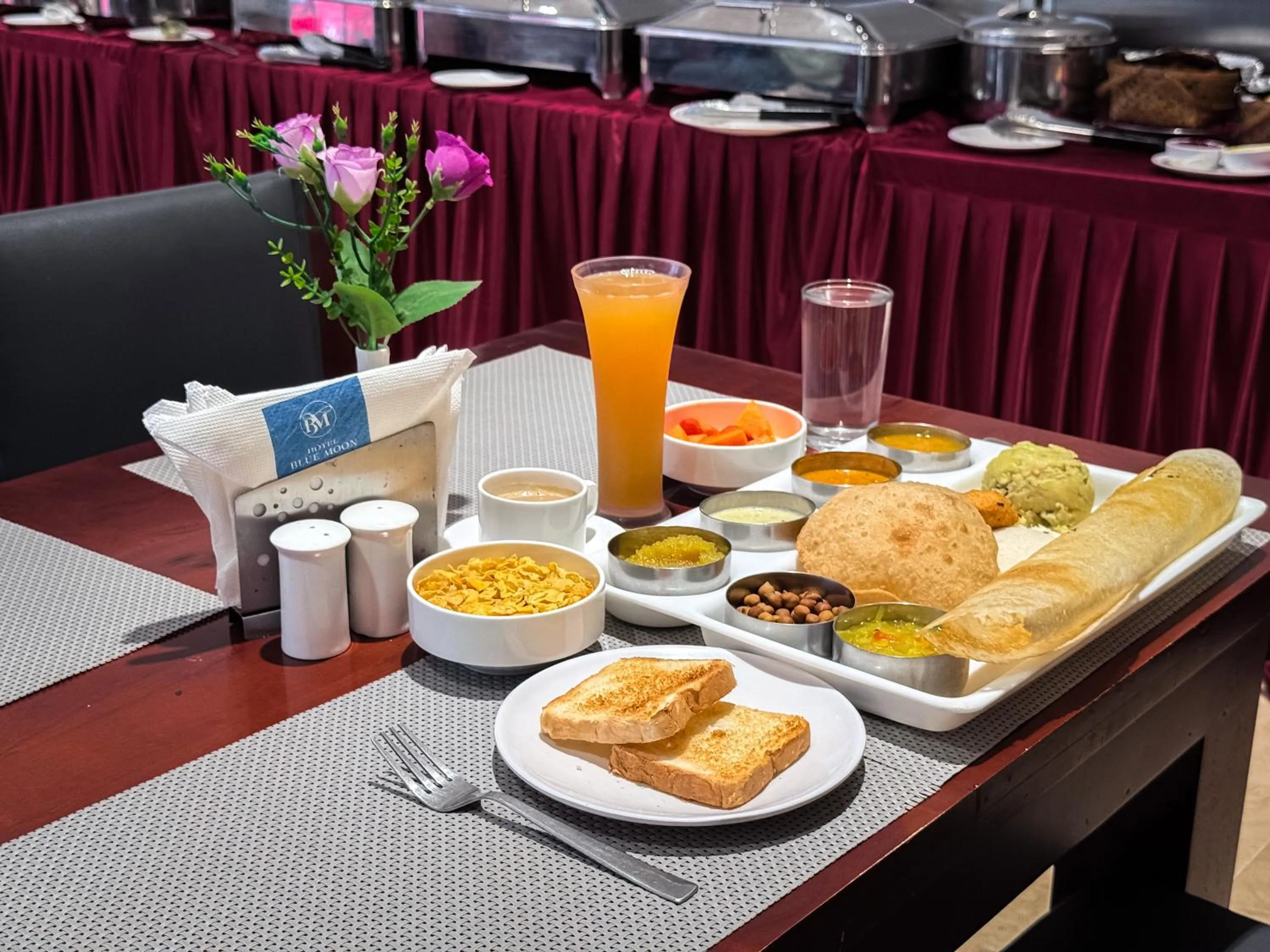 Breakfast in HOTEL BLUEMOON