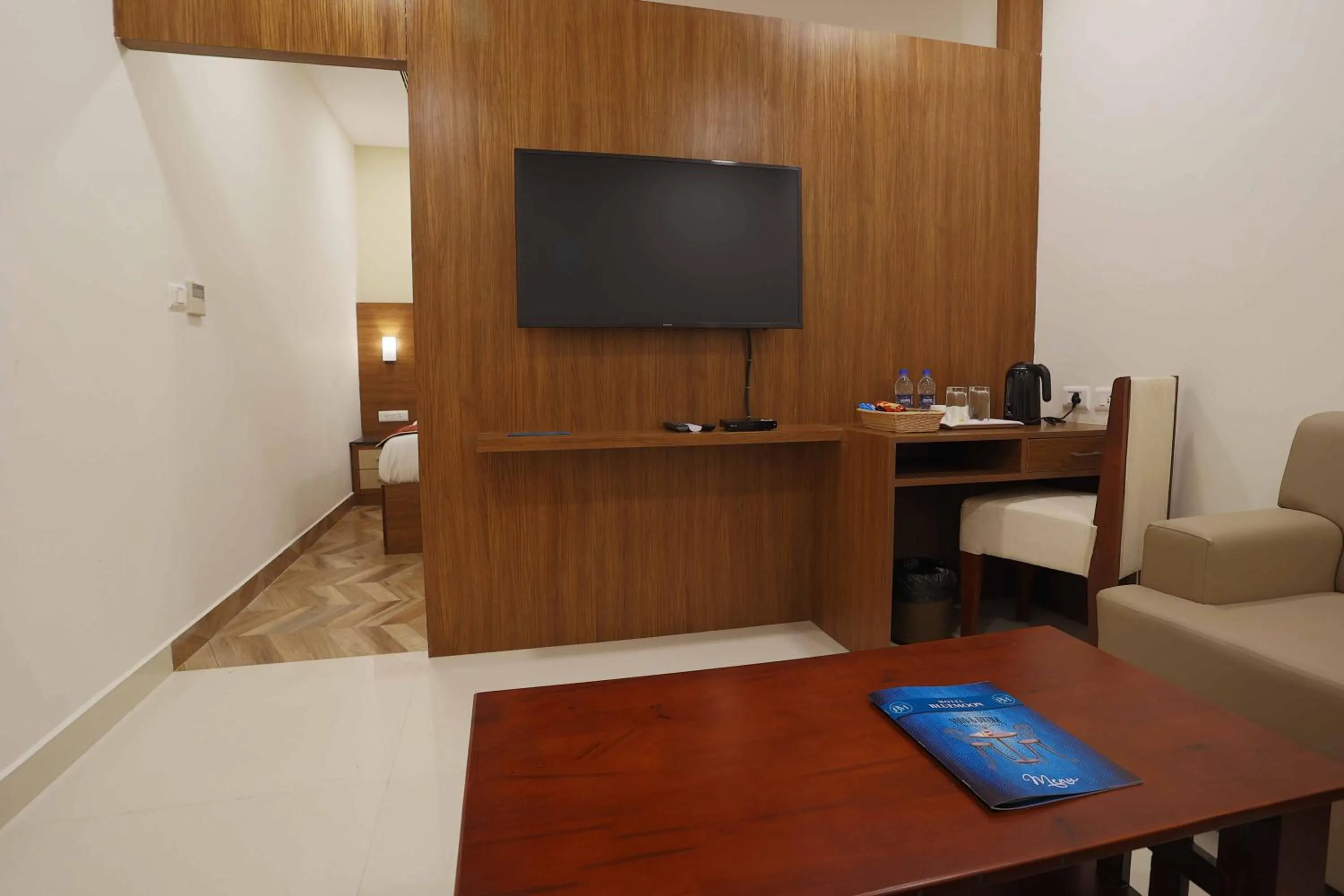Communal lounge/ TV room in HOTEL BLUEMOON