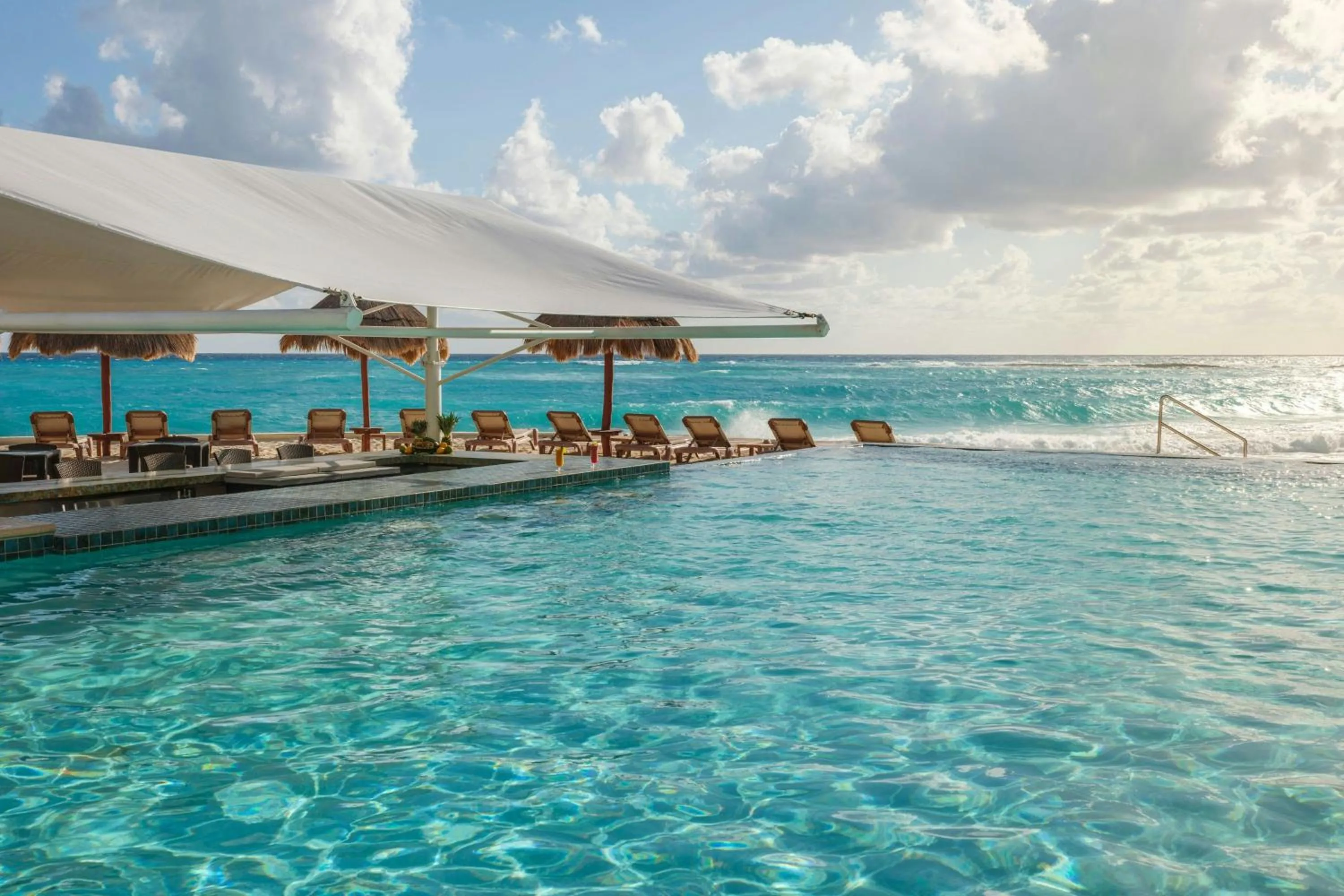 Swimming pool in The Westin Cancun Resort Villas & Spa