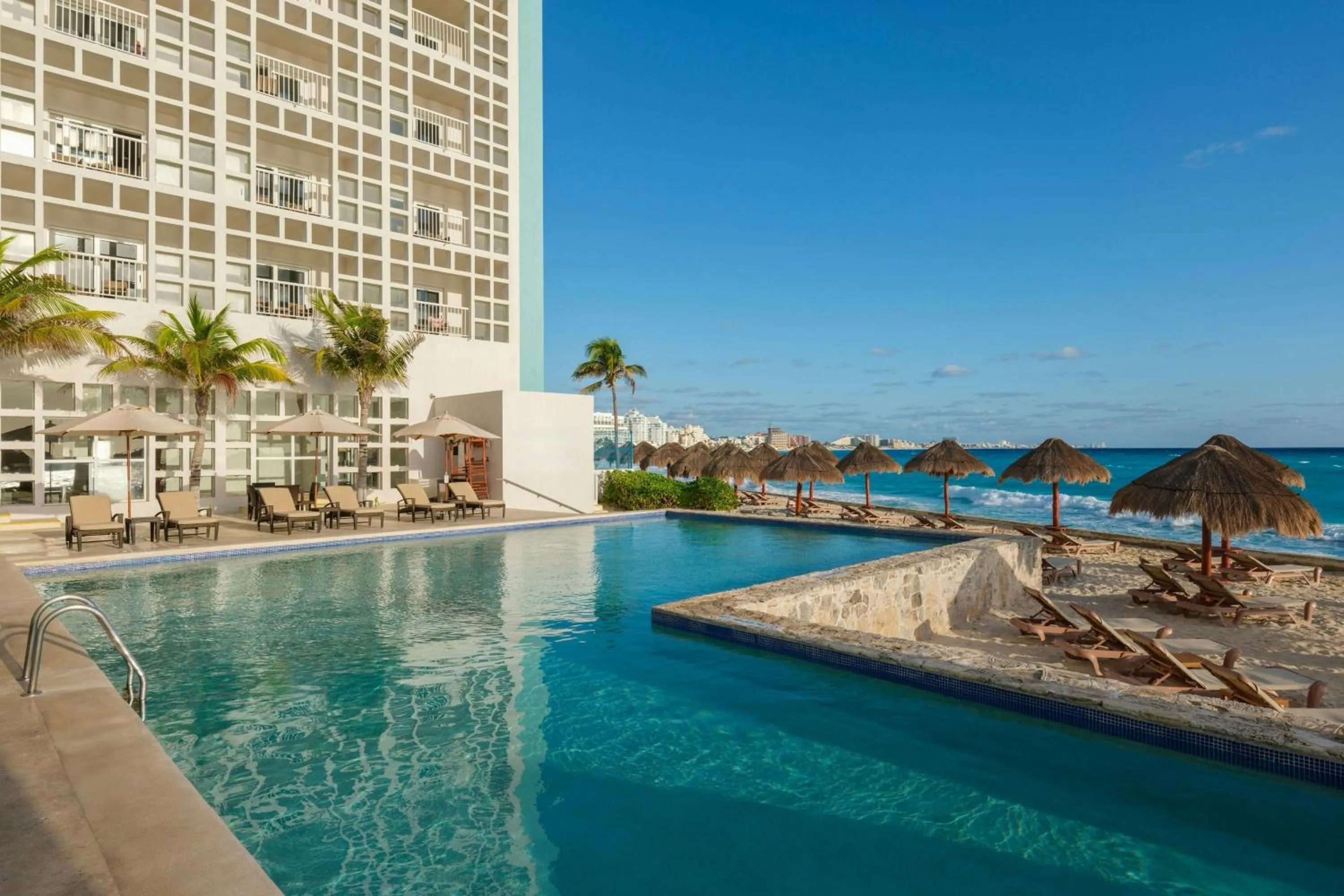 Swimming pool in The Westin Cancun Resort Villas & Spa