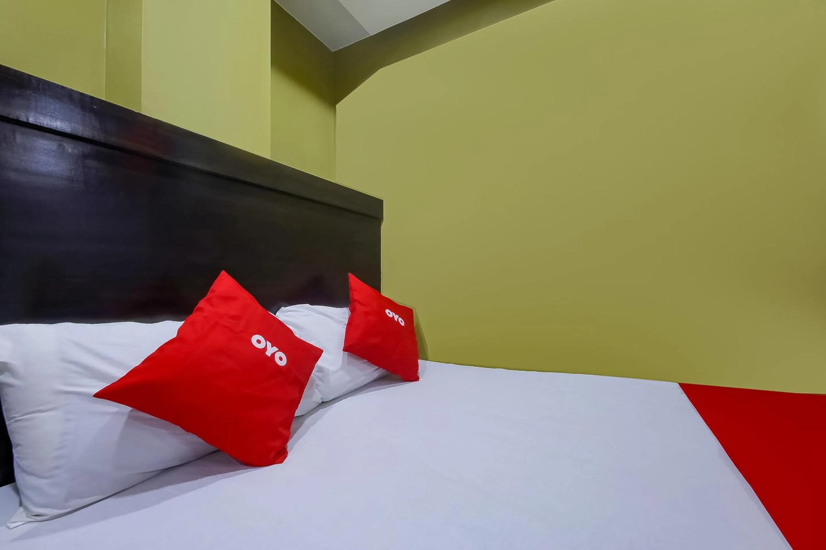 Facade/entrance, Bed in JQV Hotel