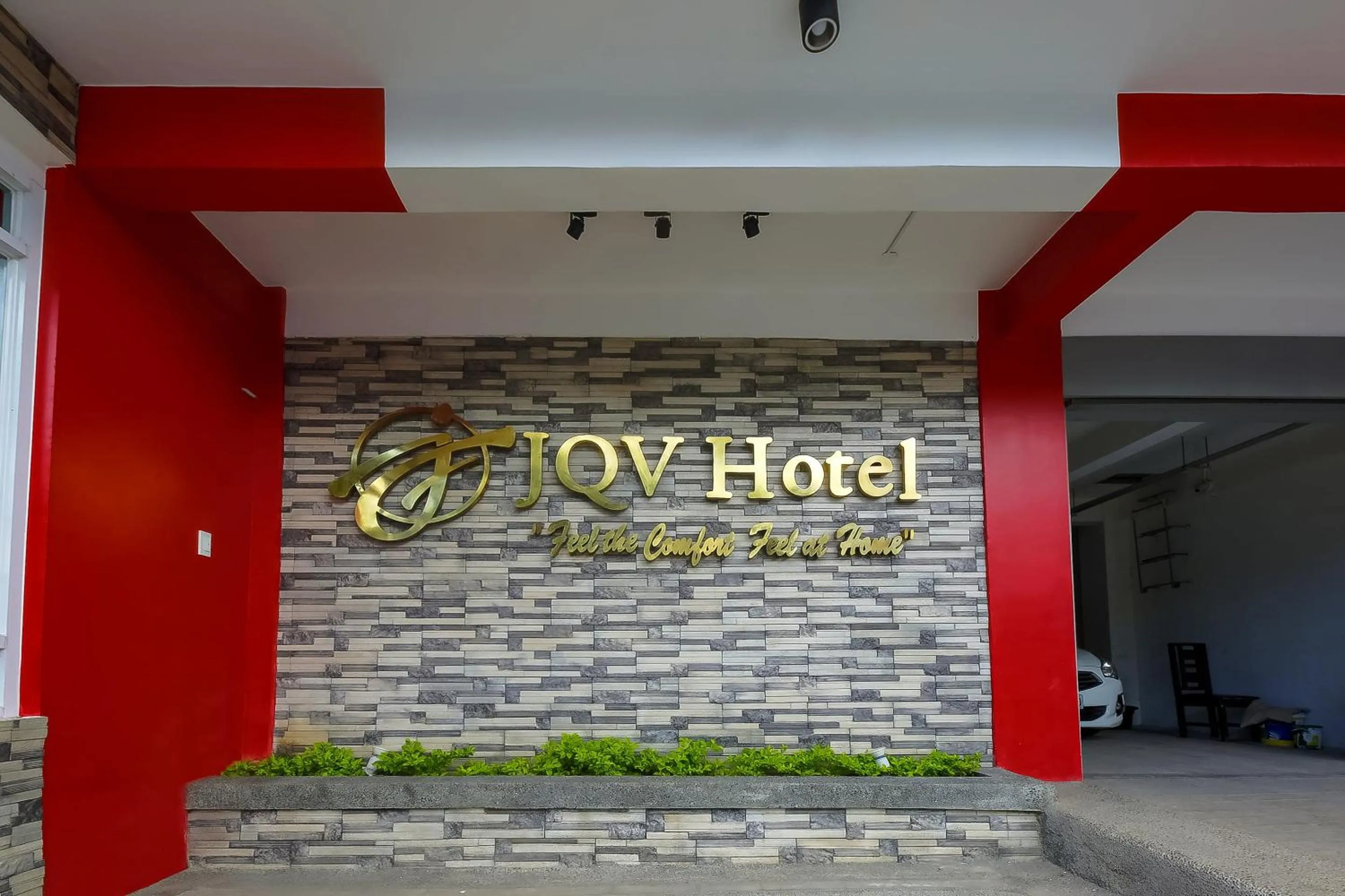 Facade/entrance in JQV Hotel