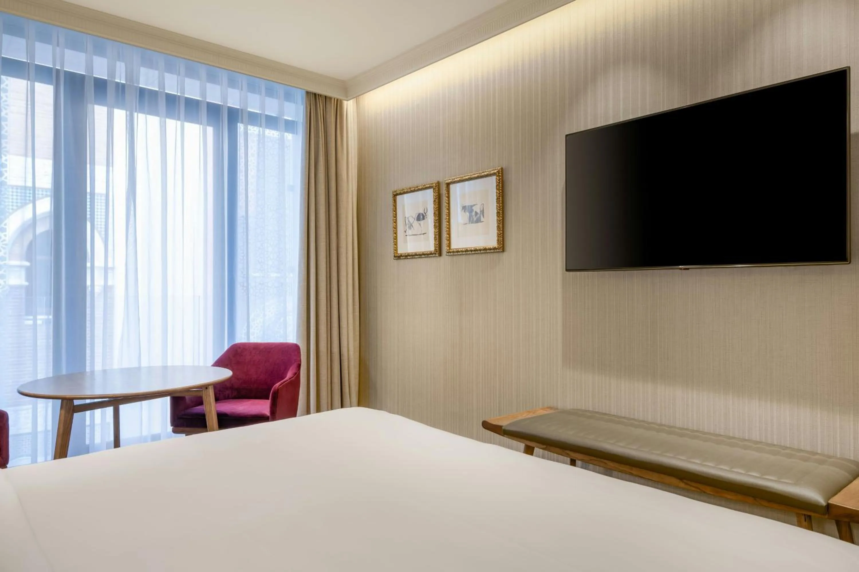 Photo of the whole room, Bed in Querencia de Sevilla, Autograph Collection