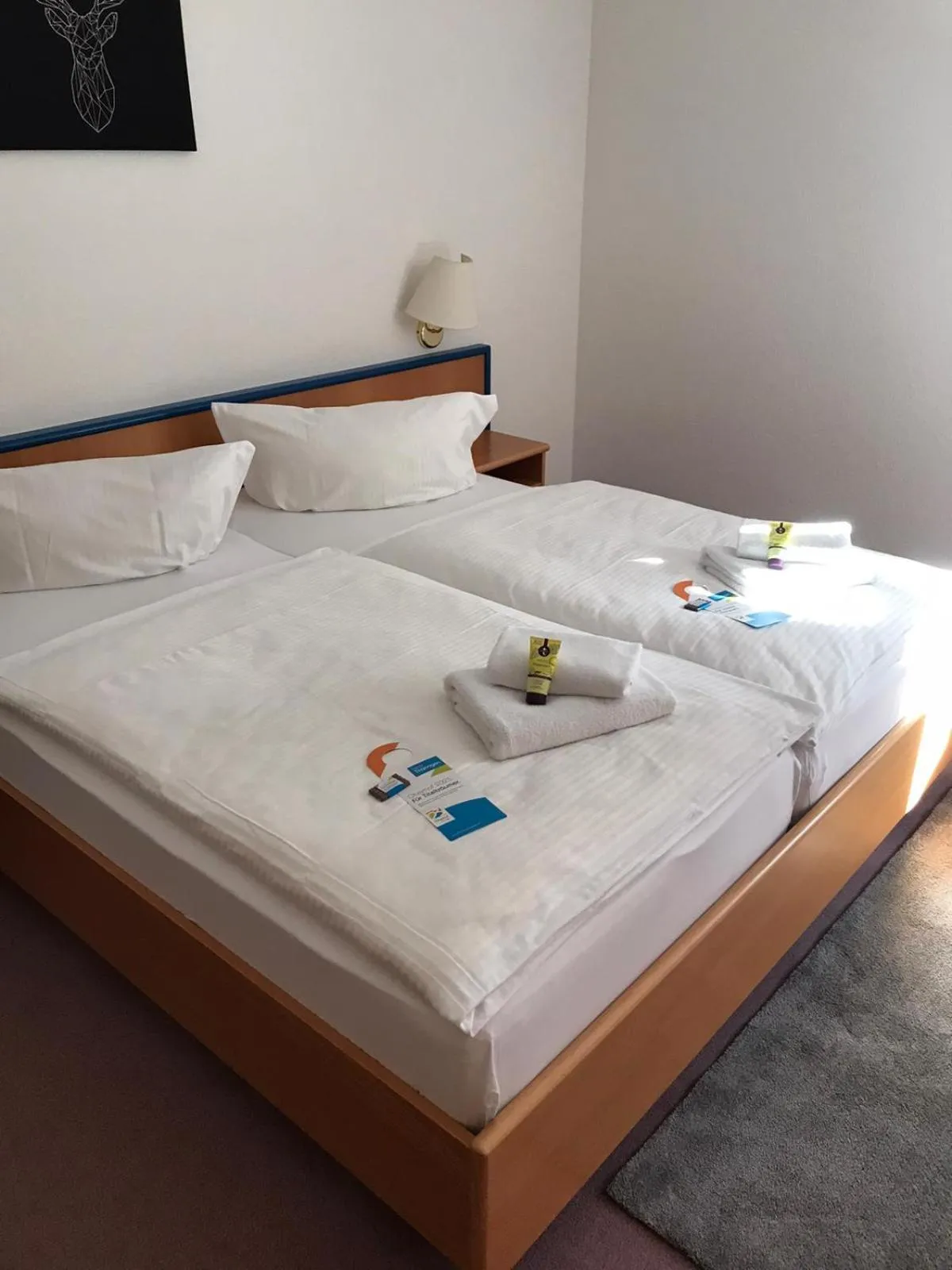 Bed in Landhotel Der Distelhof mit Scheunencafé