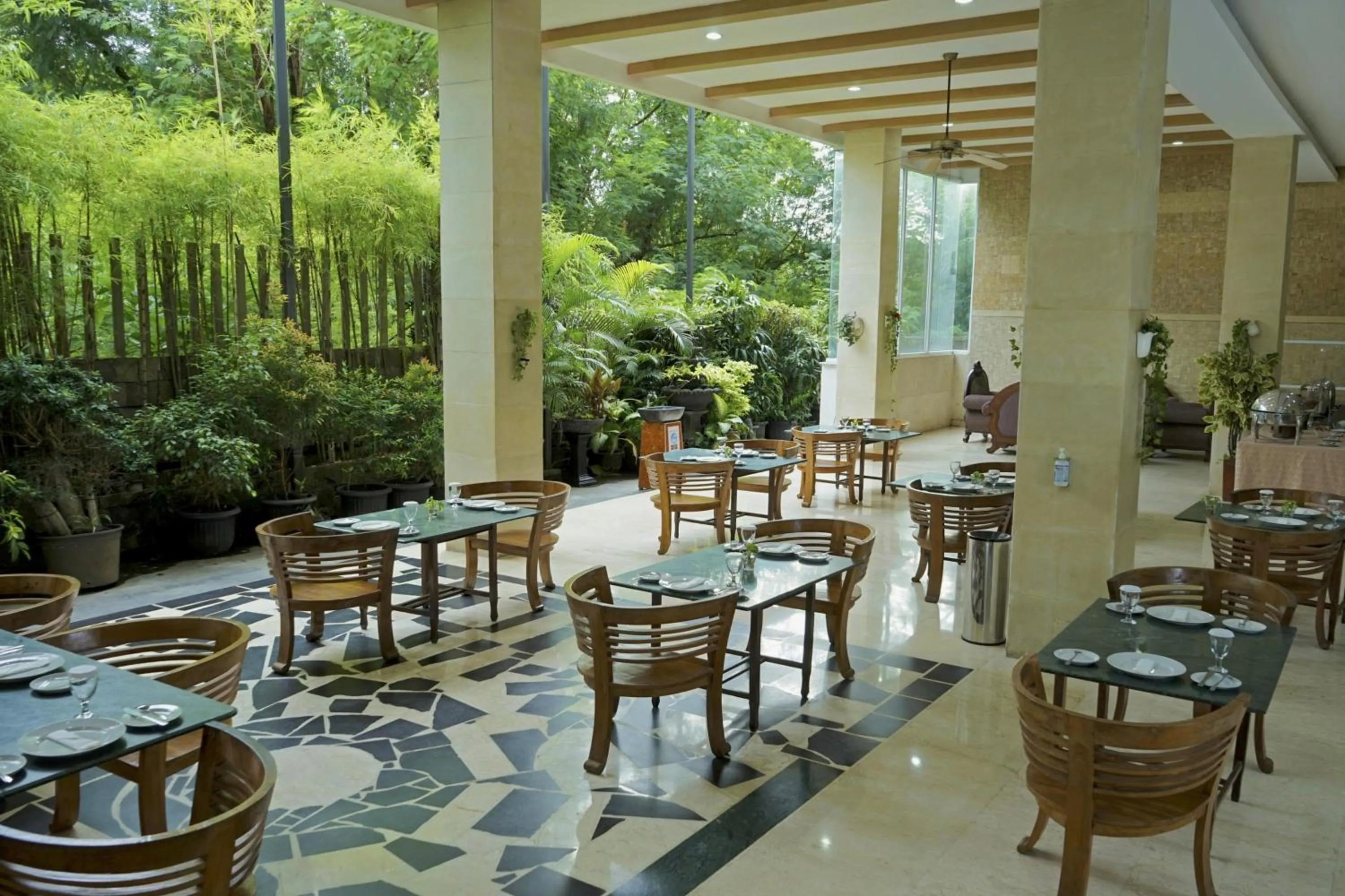 Restaurant/places to eat in Marilyn Hotel Serpong