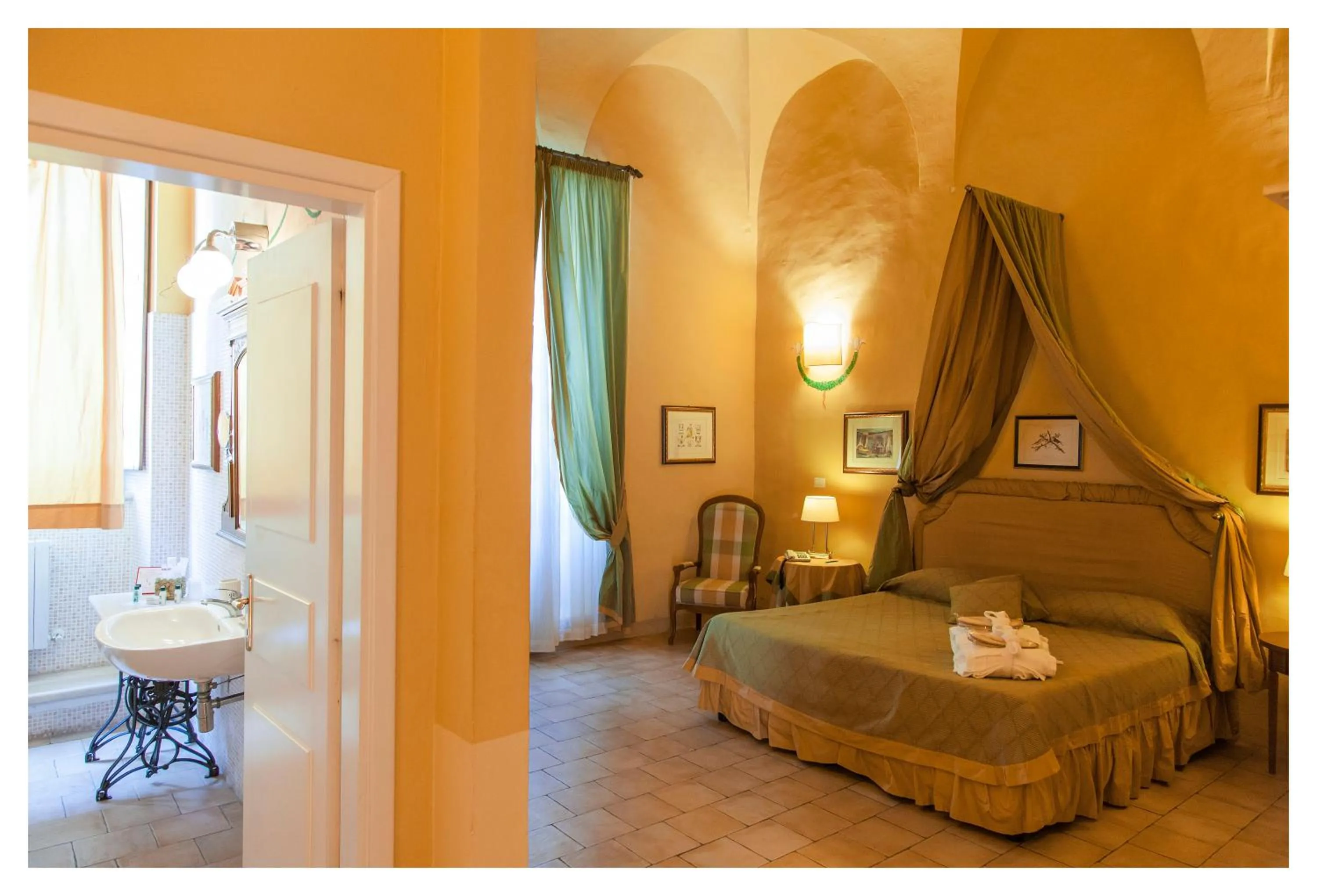 Photo of the whole room, Bed in Palazzo Guiderocchi