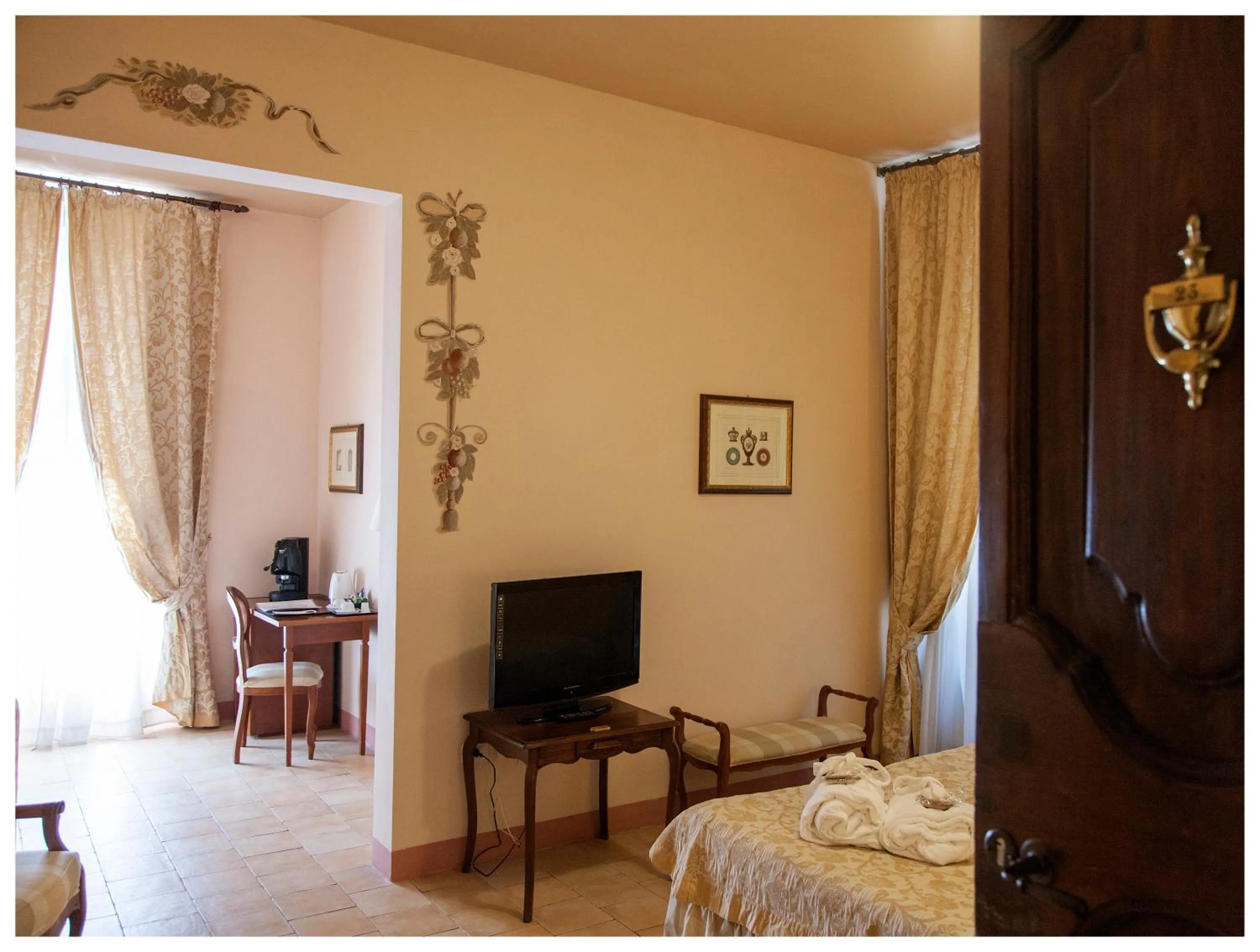 Decorative detail, Bed in Palazzo Guiderocchi