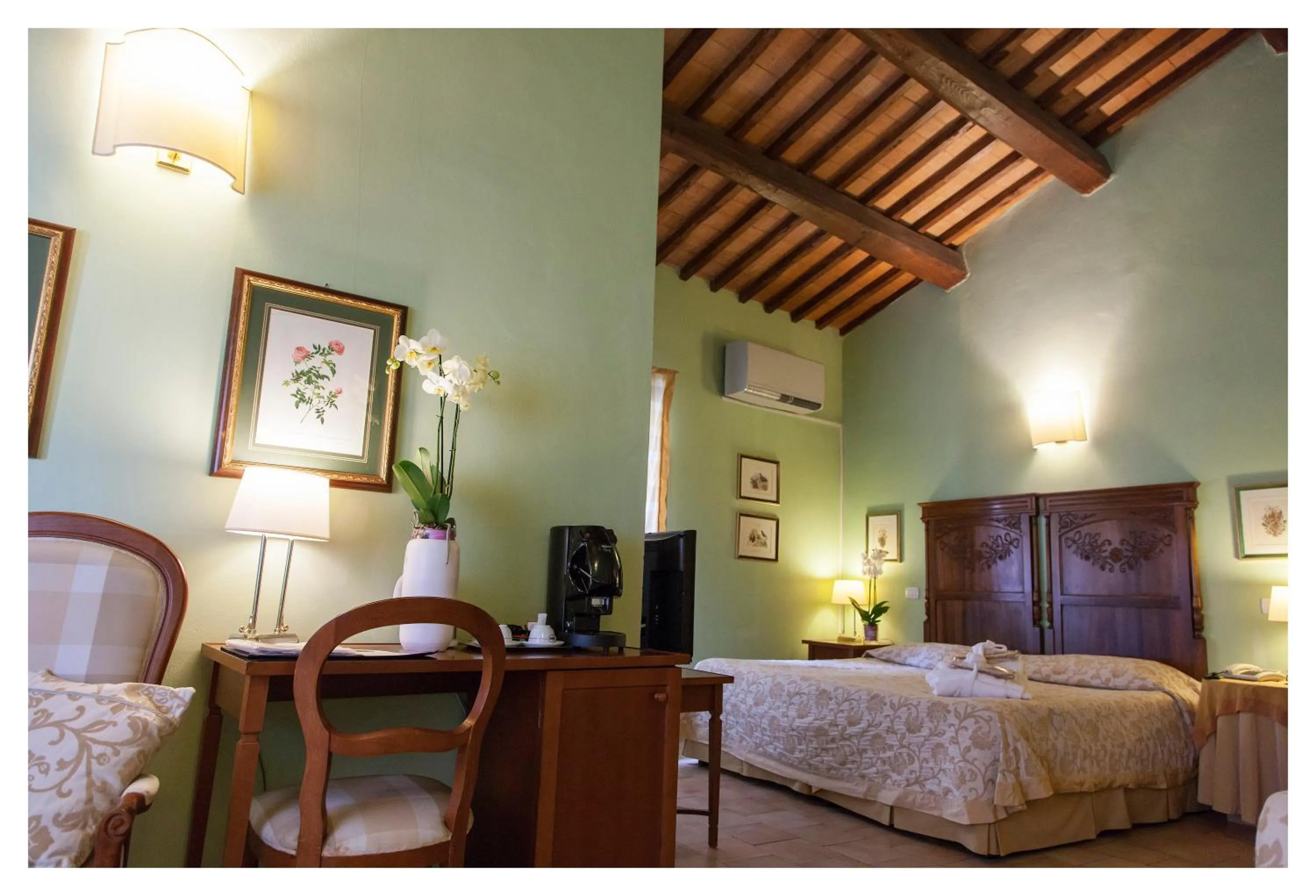 Photo of the whole room, Bed in Palazzo Guiderocchi