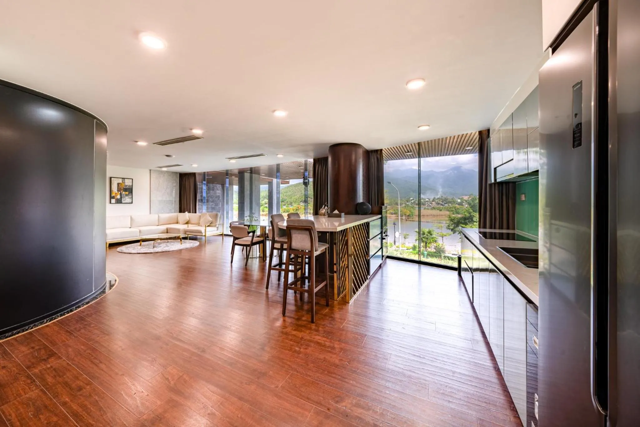 Kitchen or kitchenette in Cami Riverside Resort Da Nang