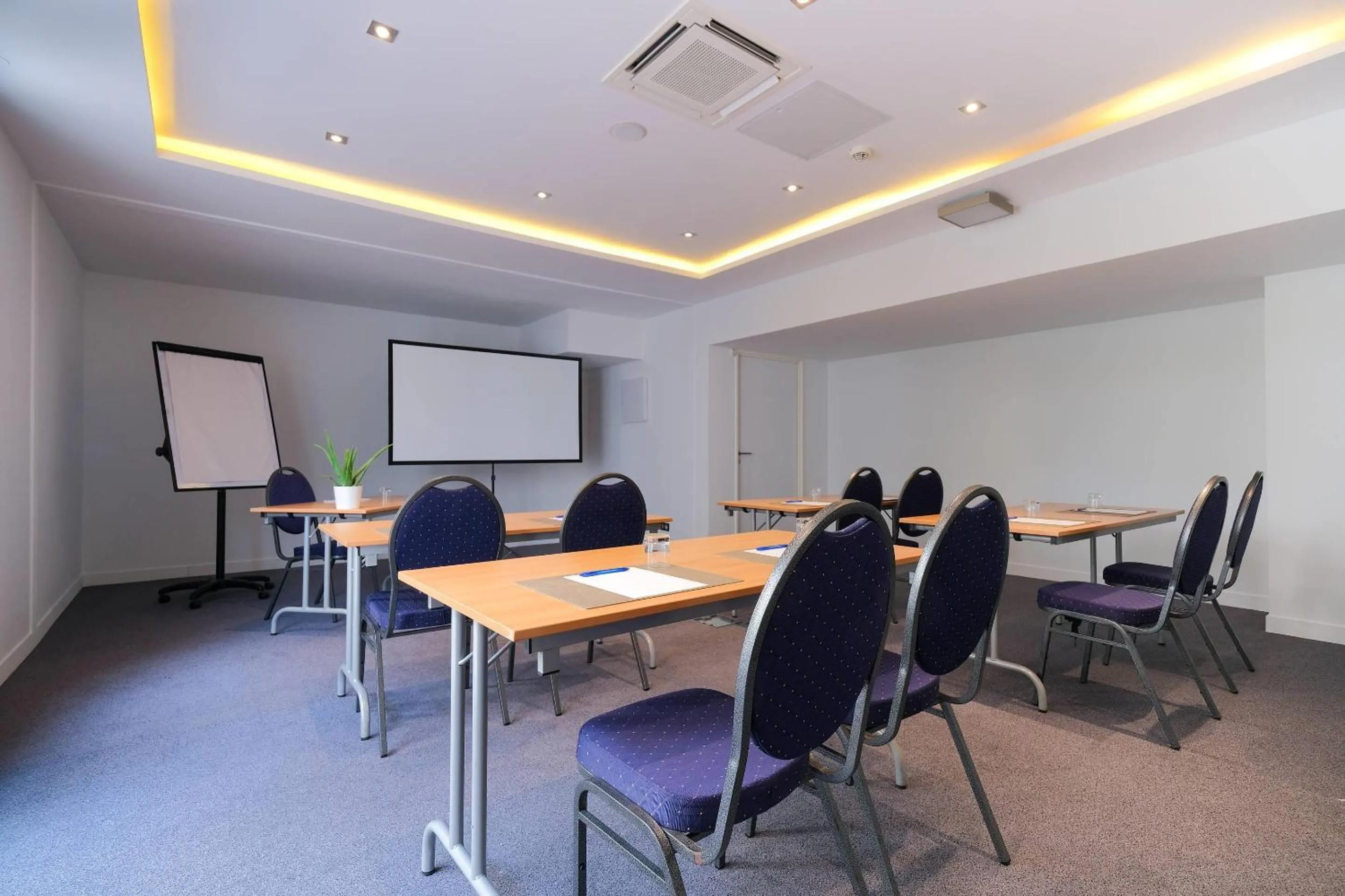 Meeting/conference room in Zenitude Hotel La Valadière, Ascend Hotel Collection