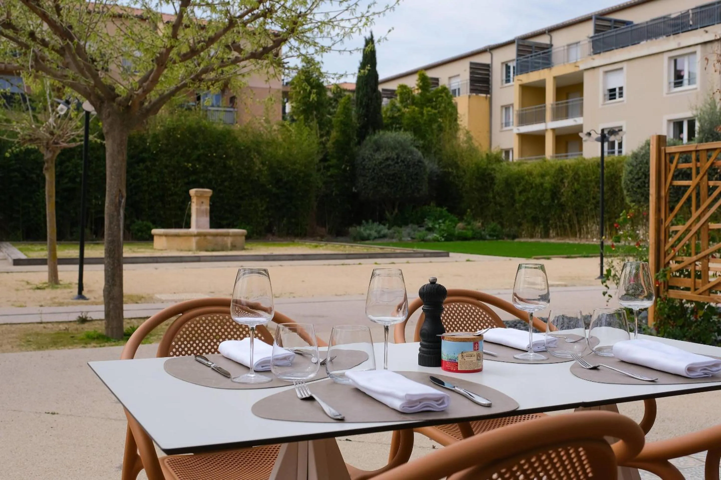 Restaurant/places to eat in Zenitude Hotel La Valadière, Ascend Hotel Collection