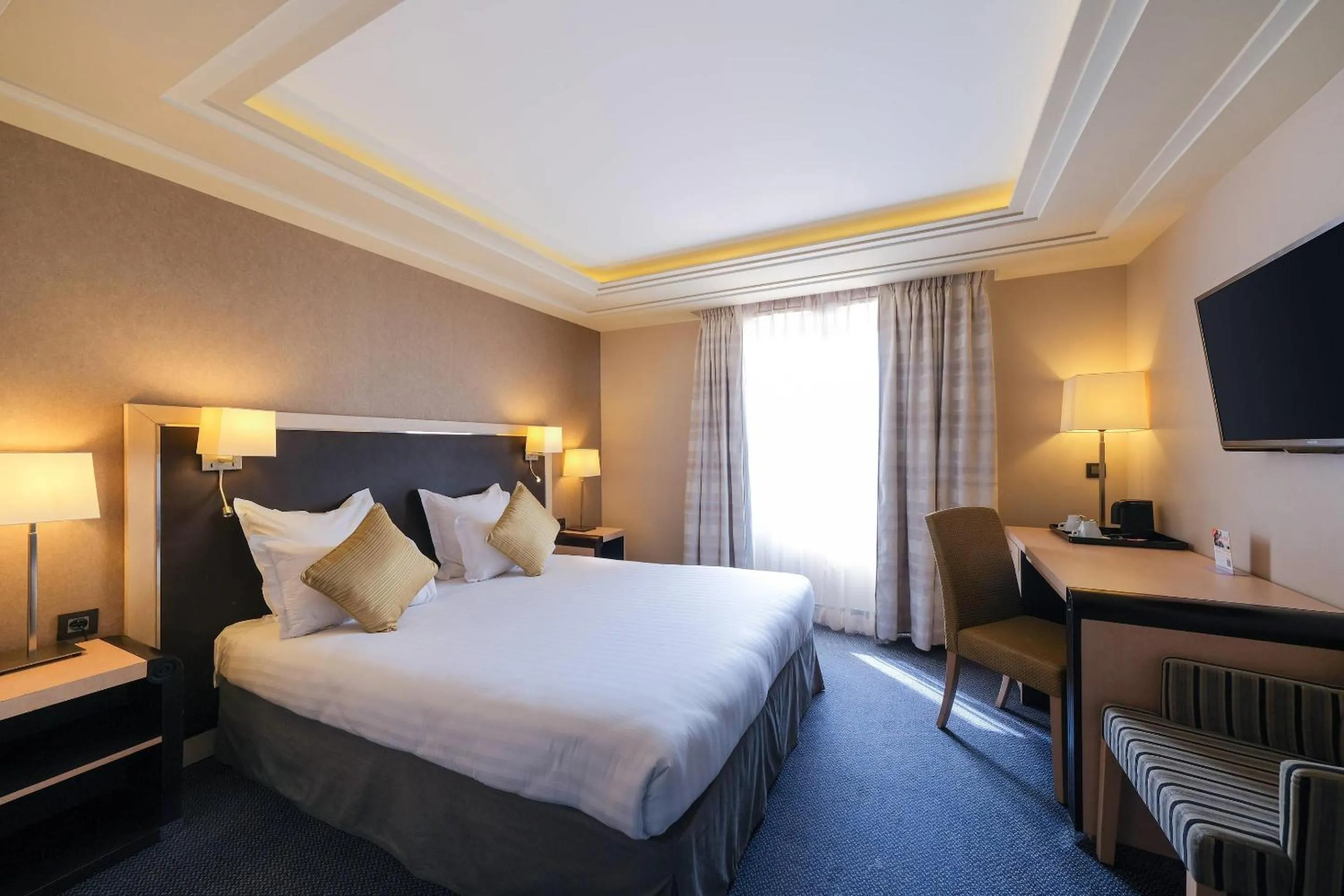 Bedroom, Bed in Zenitude Hotel La Valadière, Ascend Hotel Collection