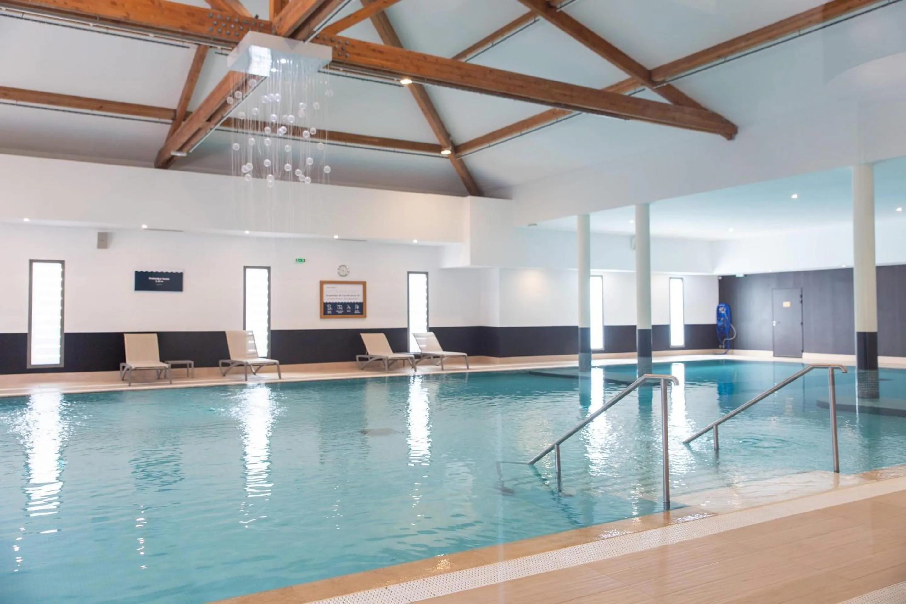 Swimming pool in Zenitude Hotel La Valadière, Ascend Hotel Collection