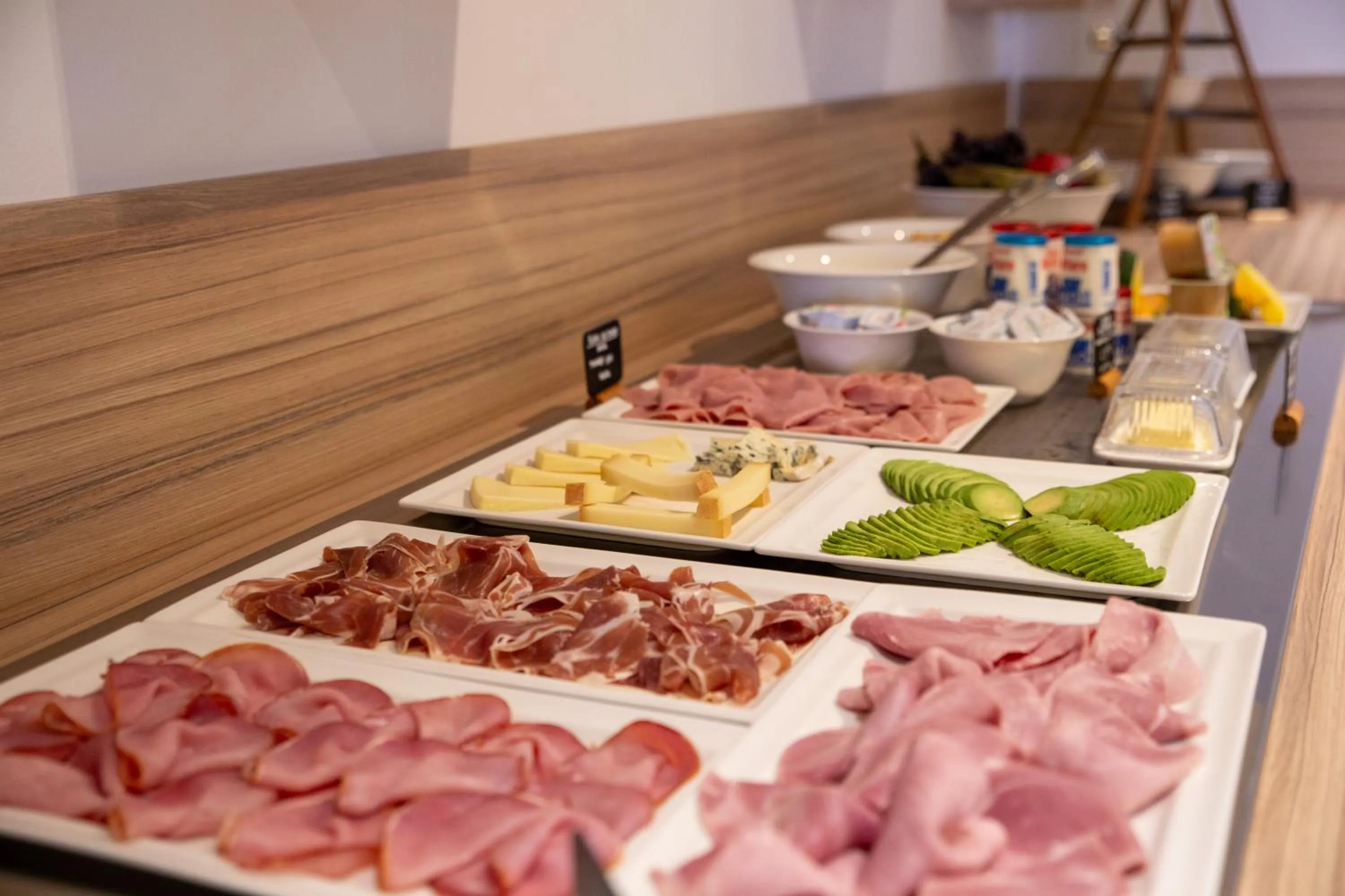 Food and drinks in Zenitude Hotel La Valadière, Ascend Hotel Collection