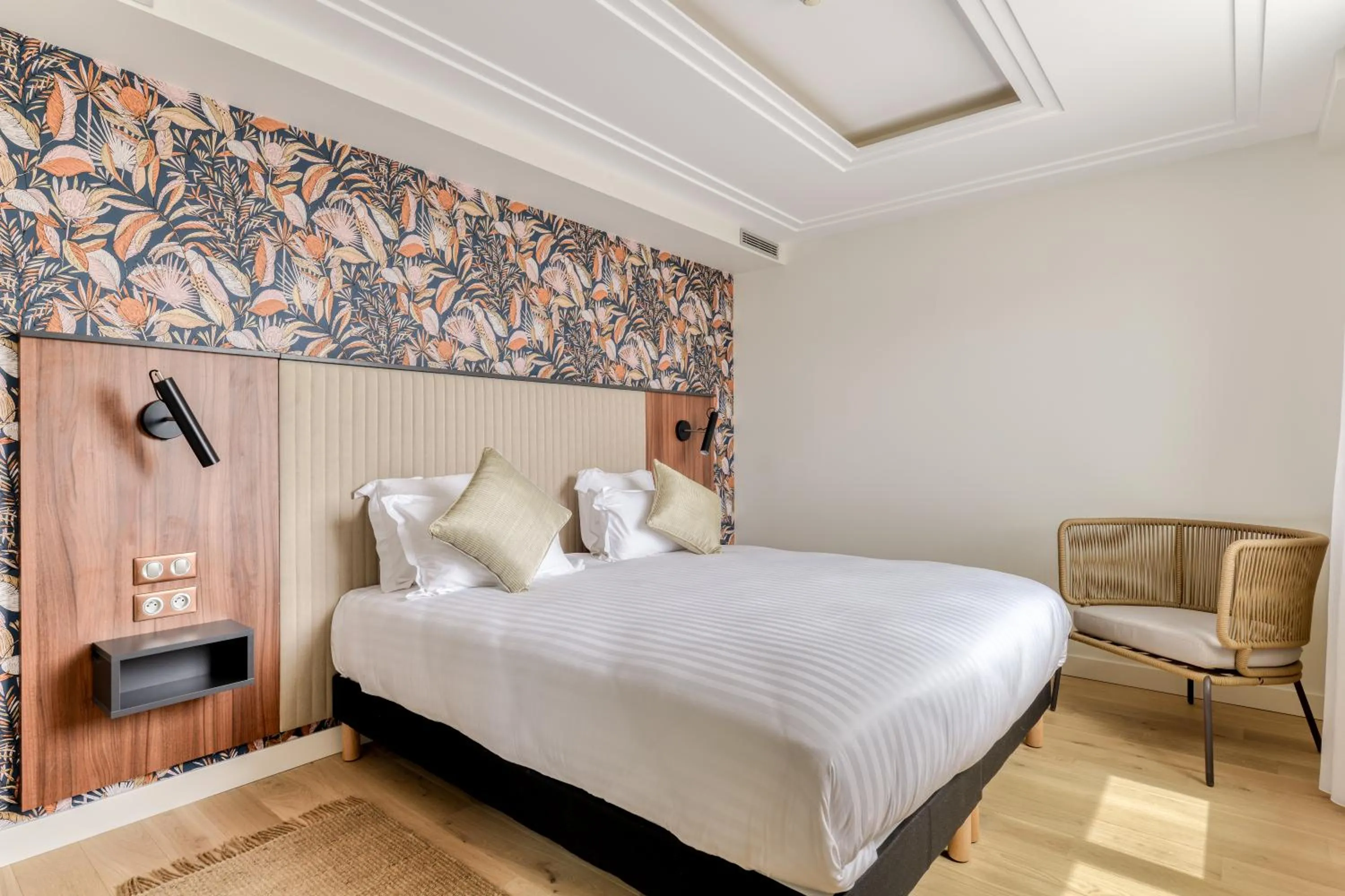 Bedroom, Bed in Zenitude Hotel La Valadière, Ascend Hotel Collection