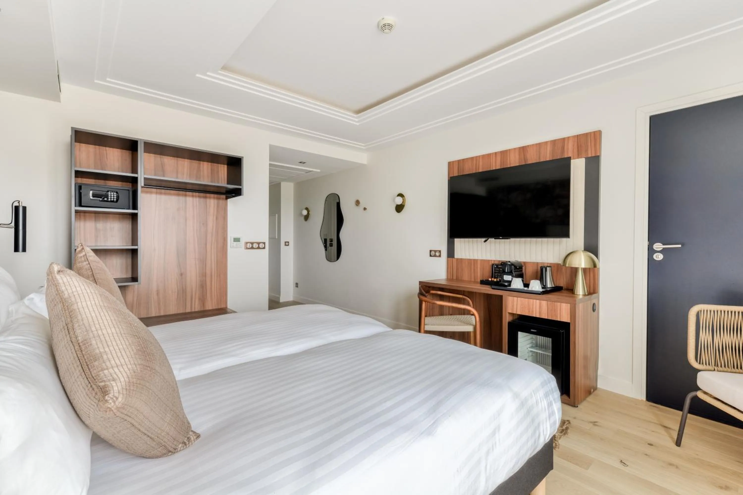 Photo of the whole room, Bed in Zenitude Hotel La Valadière, Ascend Hotel Collection