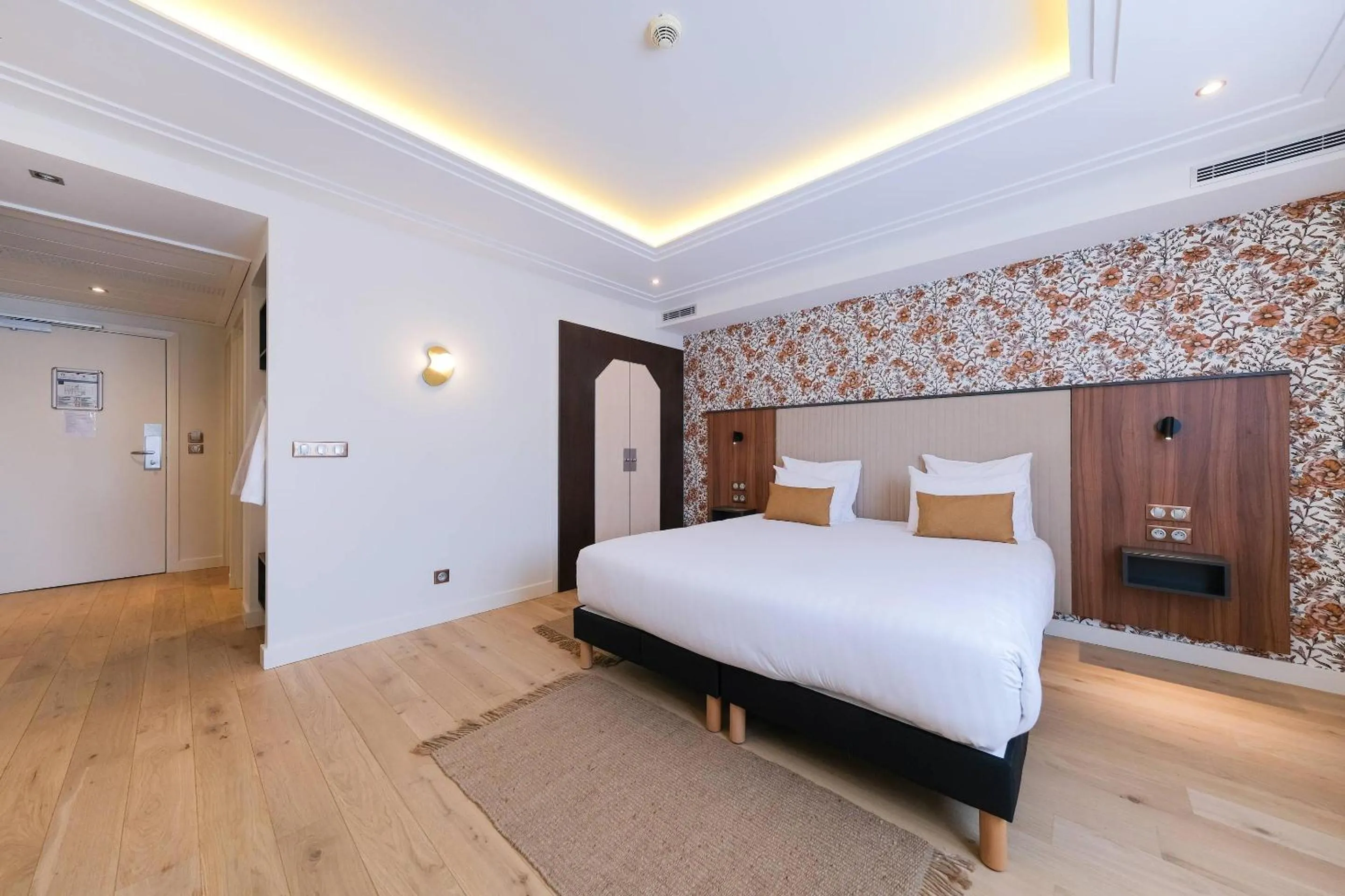 Bedroom, Bed in Zenitude Hotel La Valadière, Ascend Hotel Collection