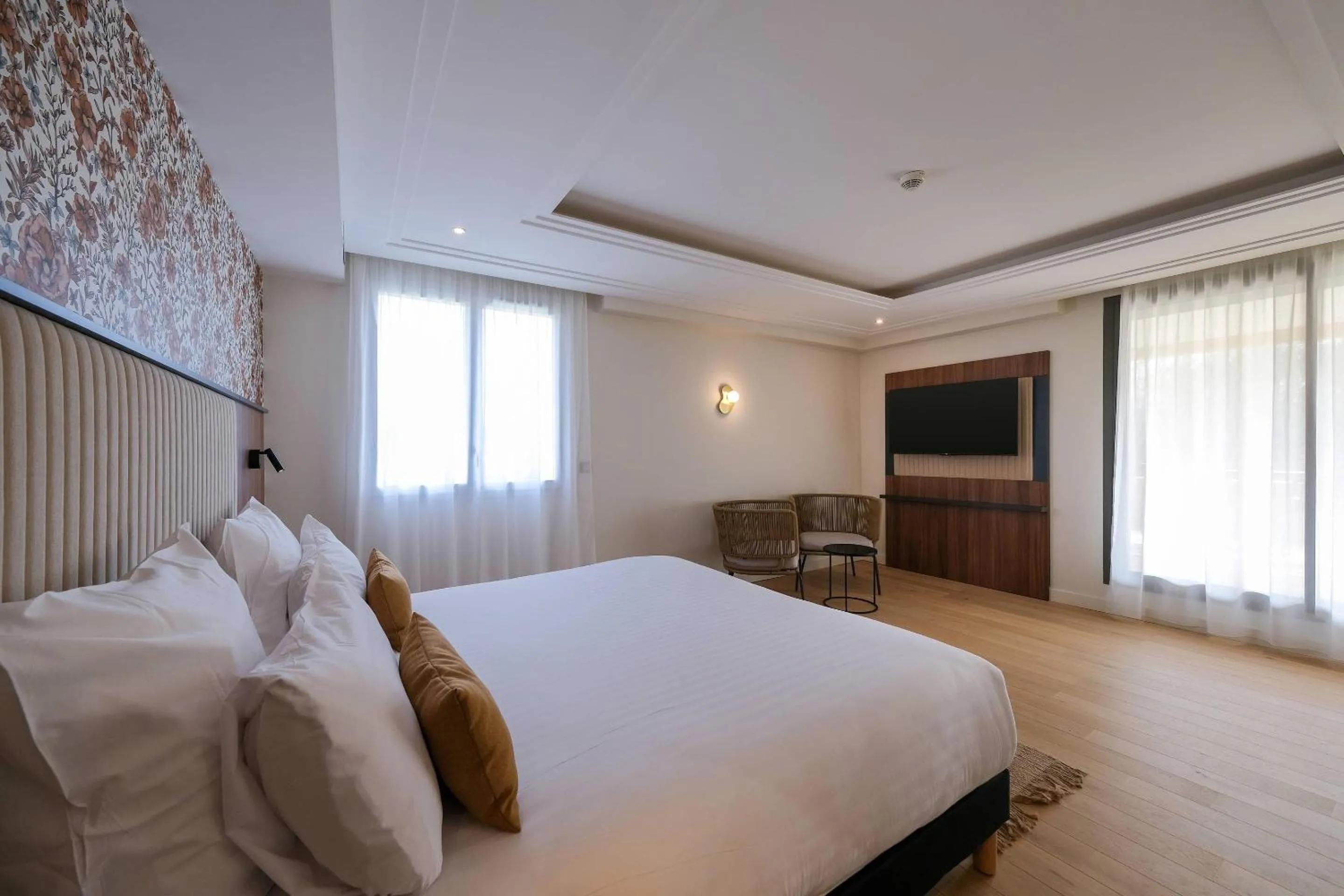 Bedroom, Bed in Zenitude Hotel La Valadière, Ascend Hotel Collection