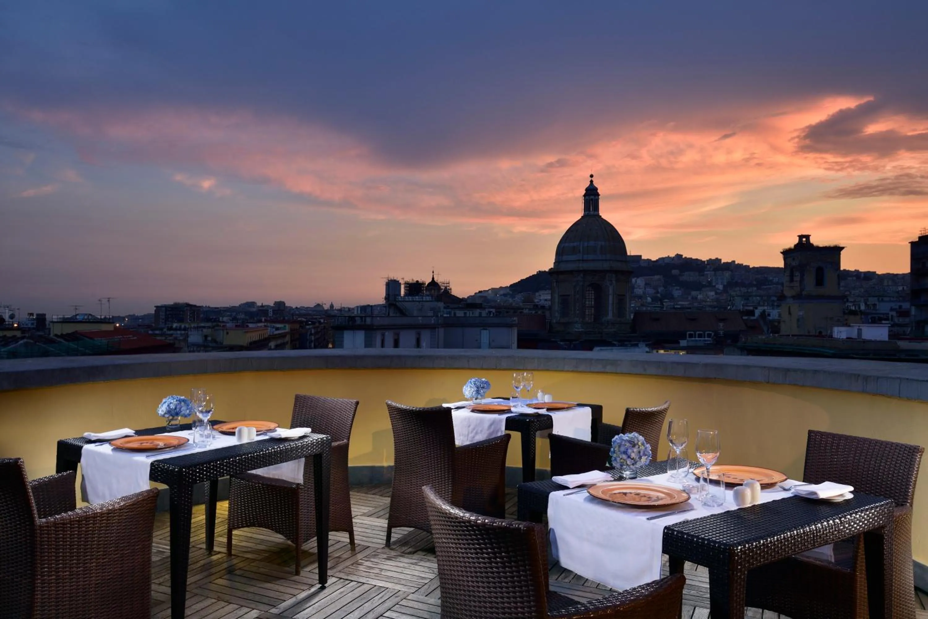 Restaurant/places to eat in UNA Hotels Napoli