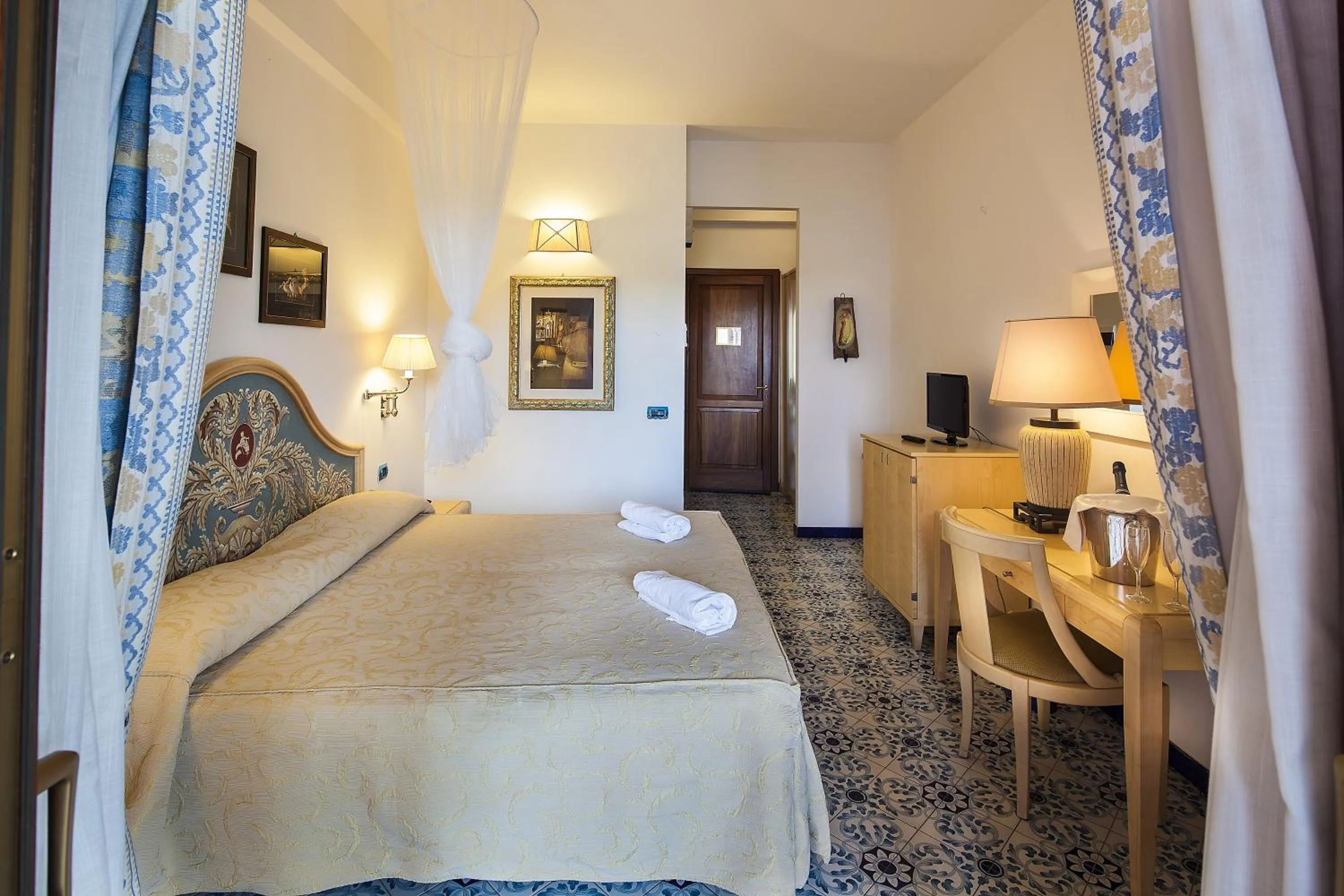 Photo of the whole room, Bed in Hotel Eros