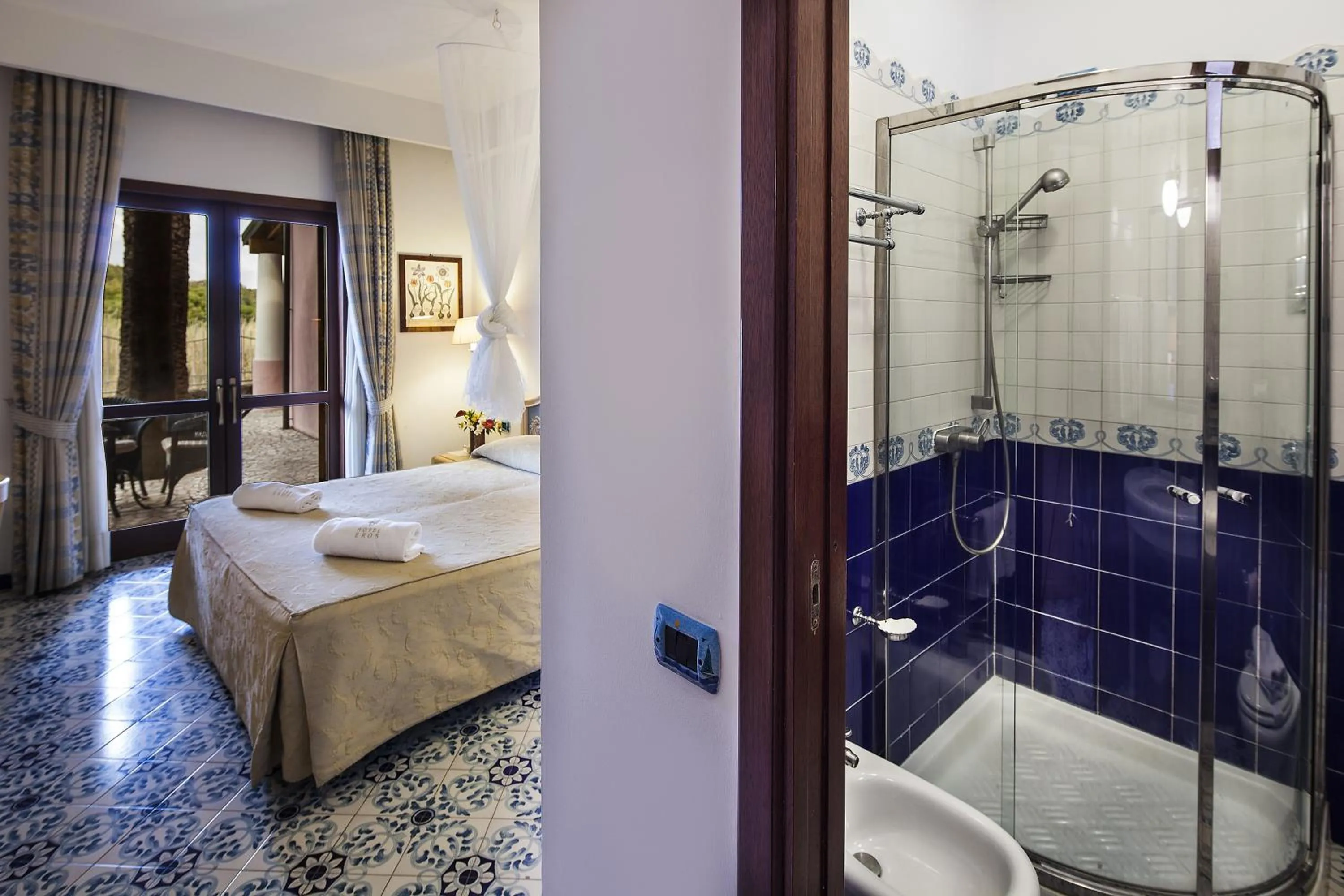 Shower, Bed in Hotel Eros