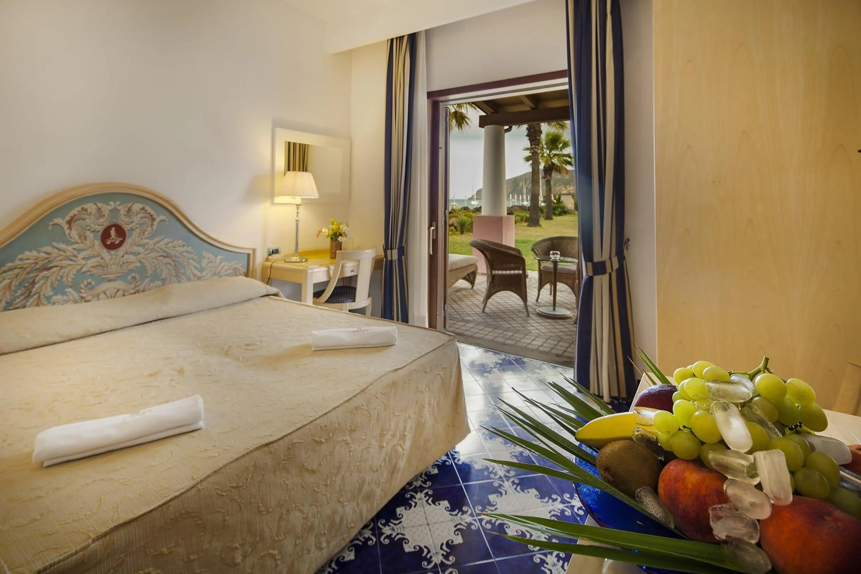 Balcony/Terrace, Bed in Hotel Eros