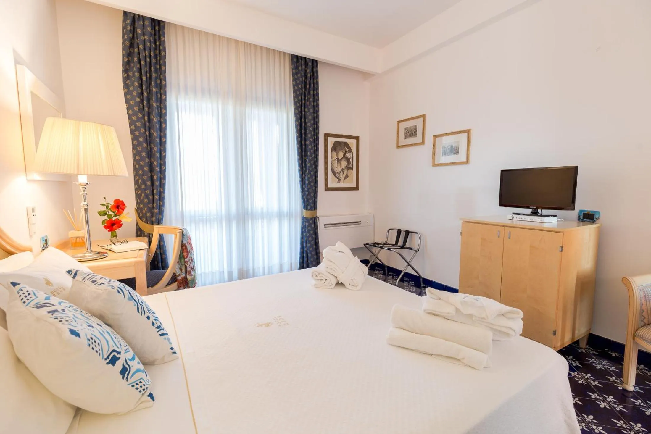 View (from property/room), Bed in Hotel Eros