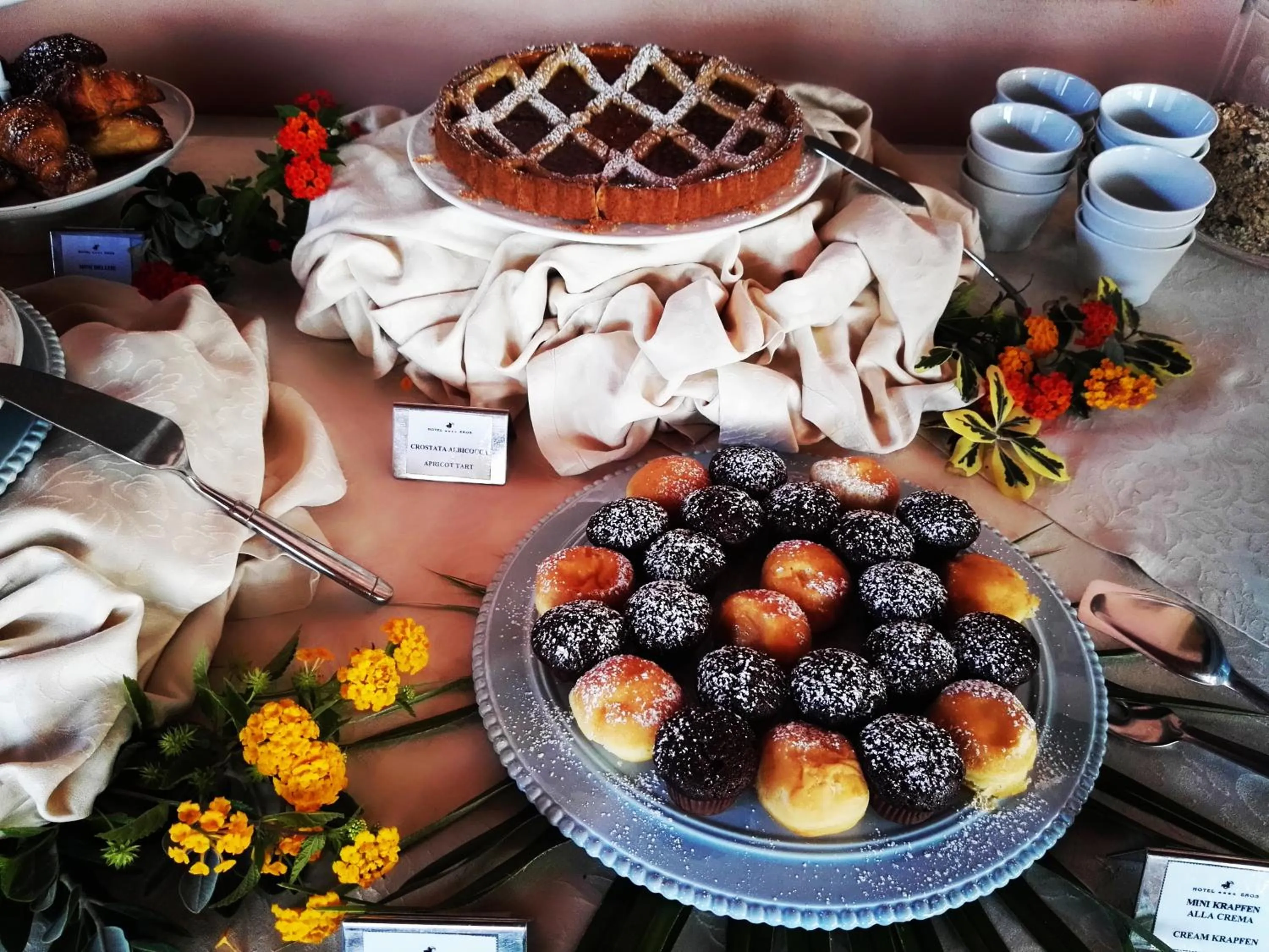 Restaurant/places to eat in Hotel Eros