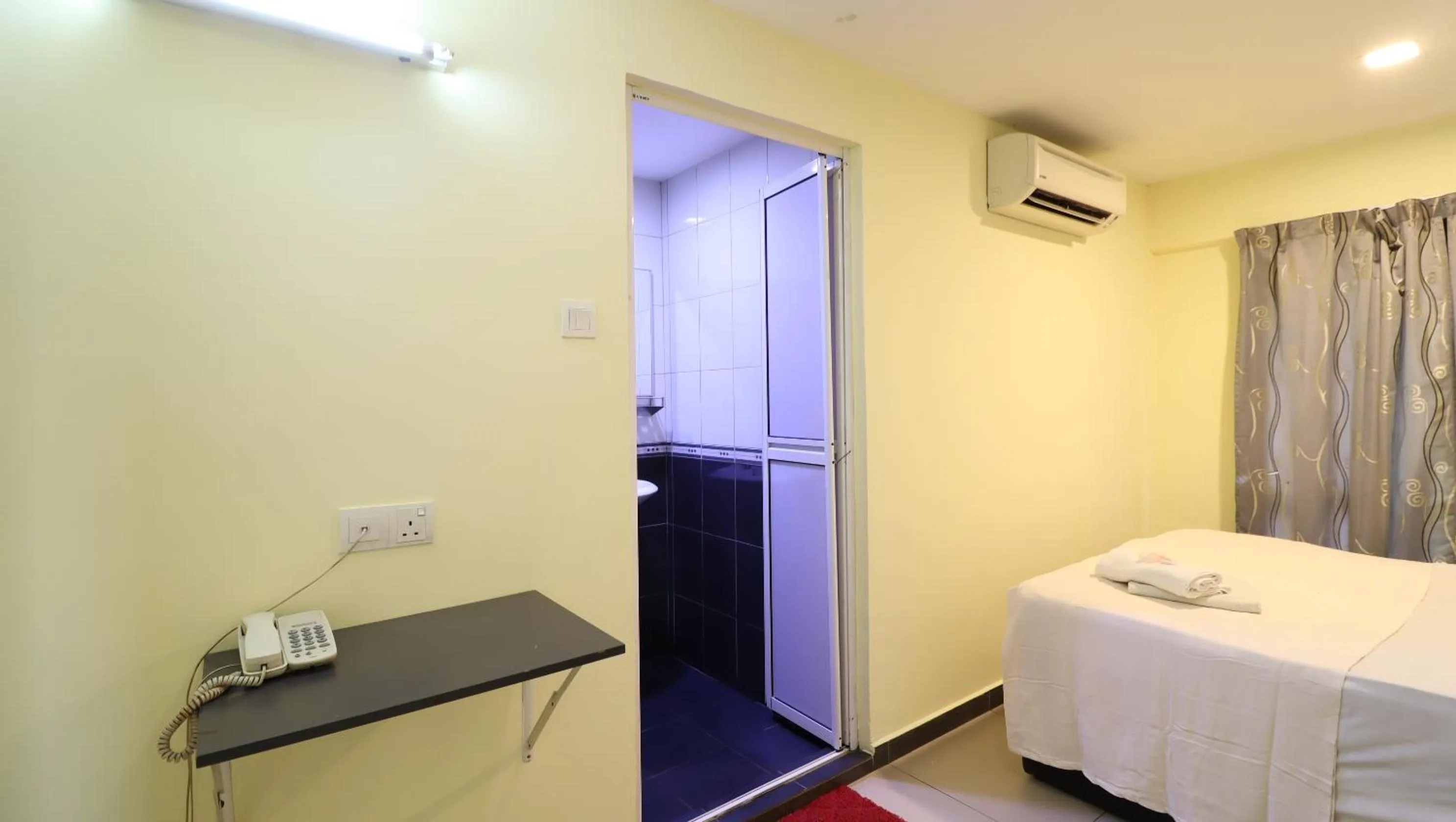 Bed in Hotel Seniman