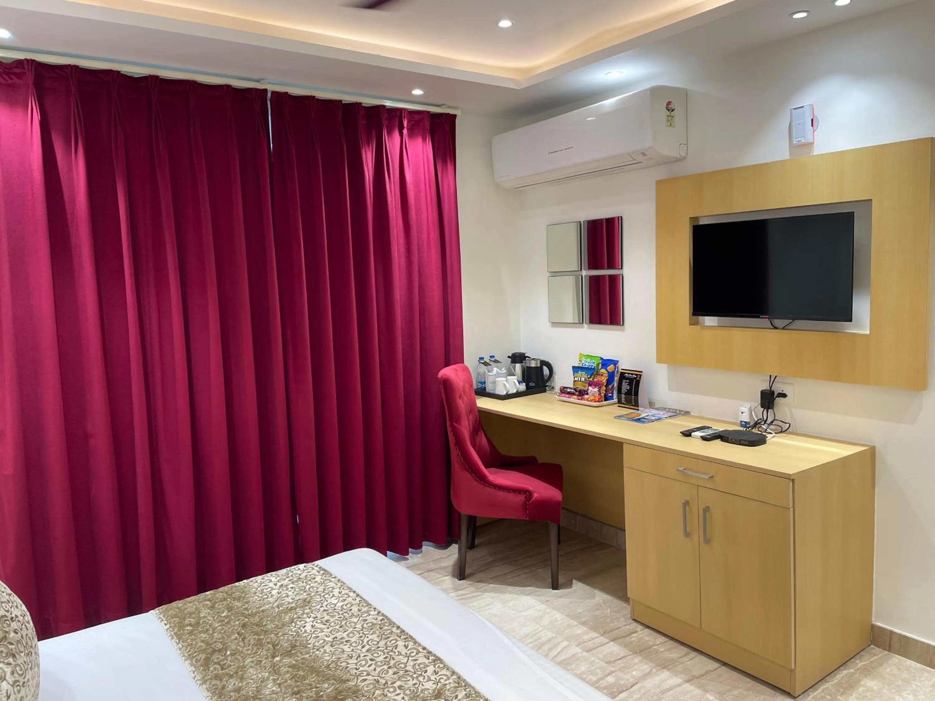 Communal lounge/ TV room in Hotel Malbork Inn Rajouri Garden Delhi - Couple Friendly Local IDs Accepted