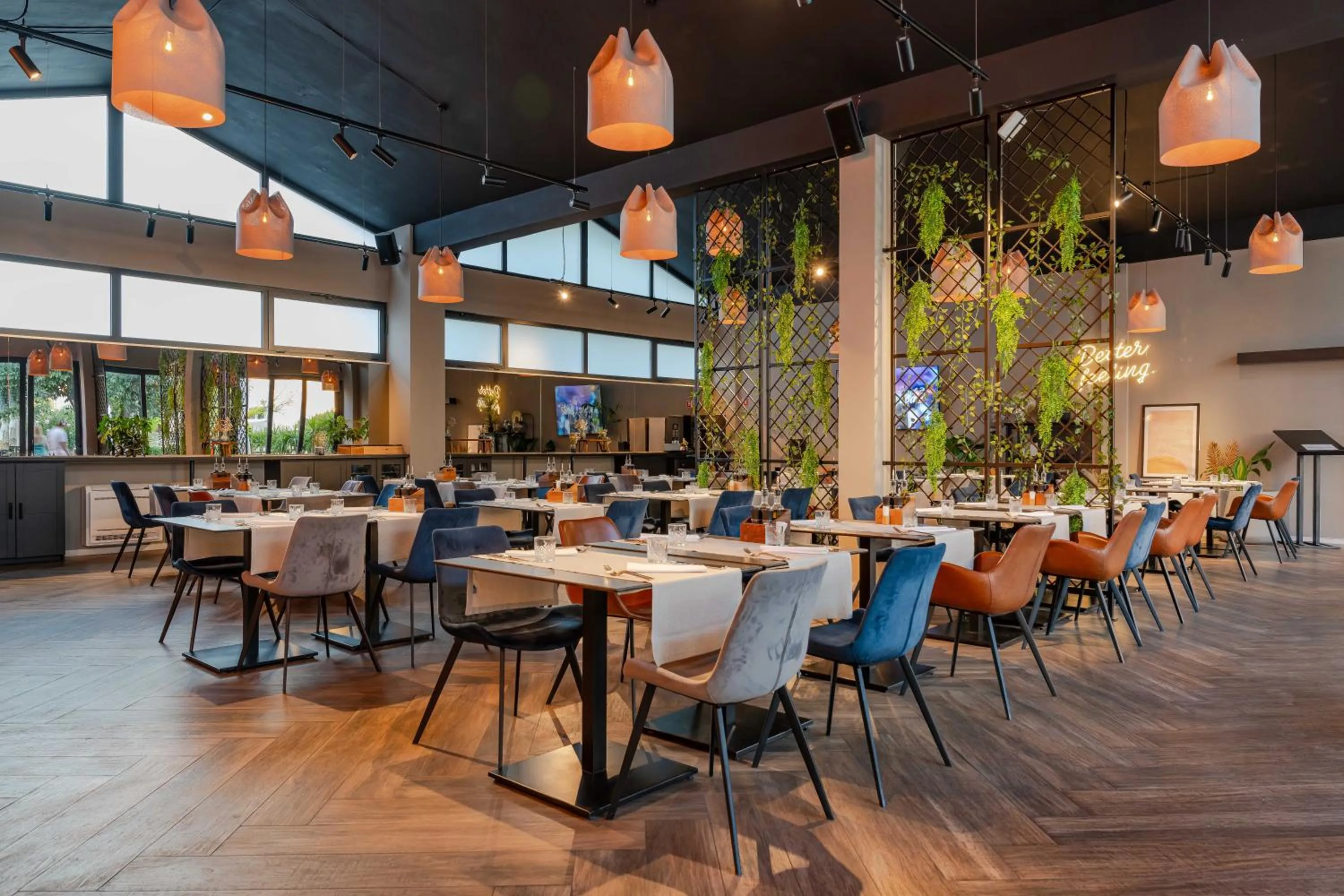 Restaurant/places to eat in Hotel A'mare