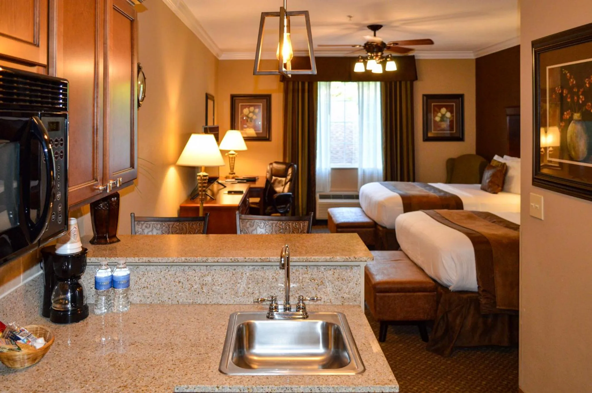 Photo of the whole room, Bed in The Lodge at Flat Rock