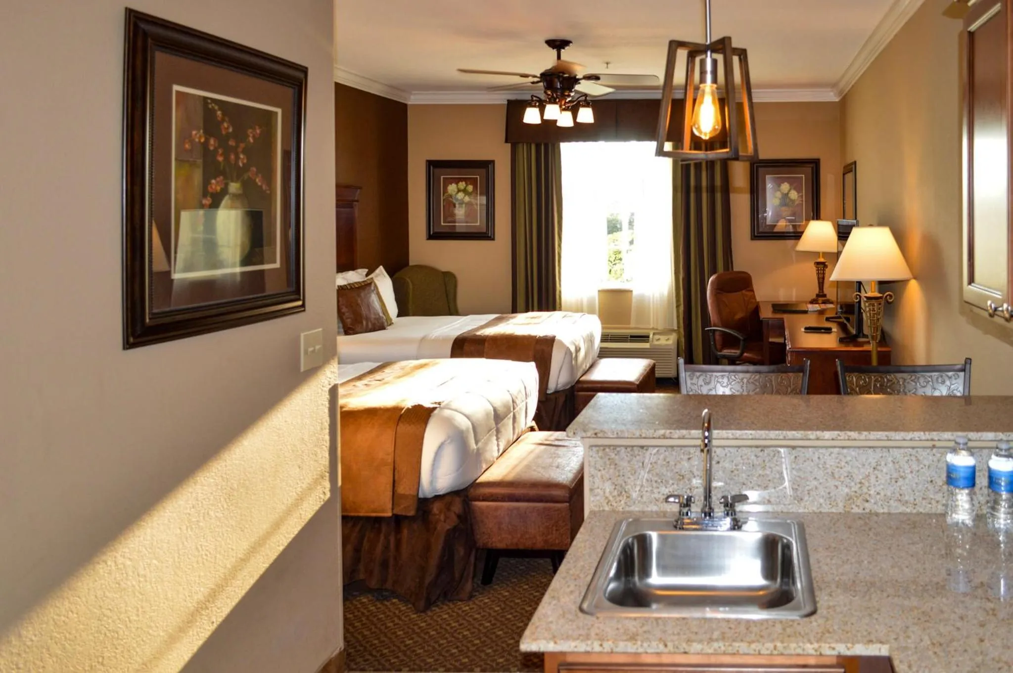 Photo of the whole room, Bed in The Lodge at Flat Rock