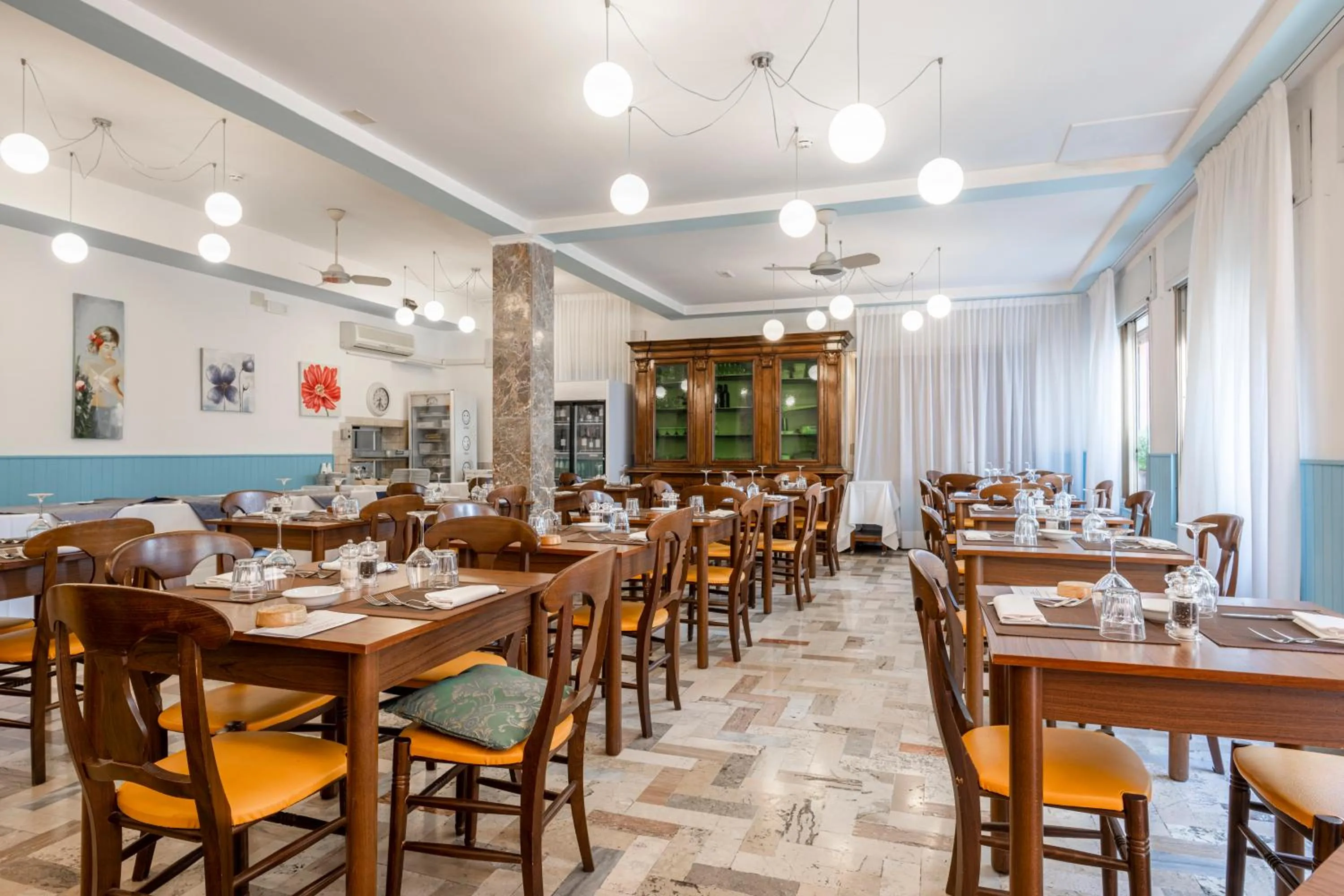 Restaurant/places to eat in Hotel Ragno