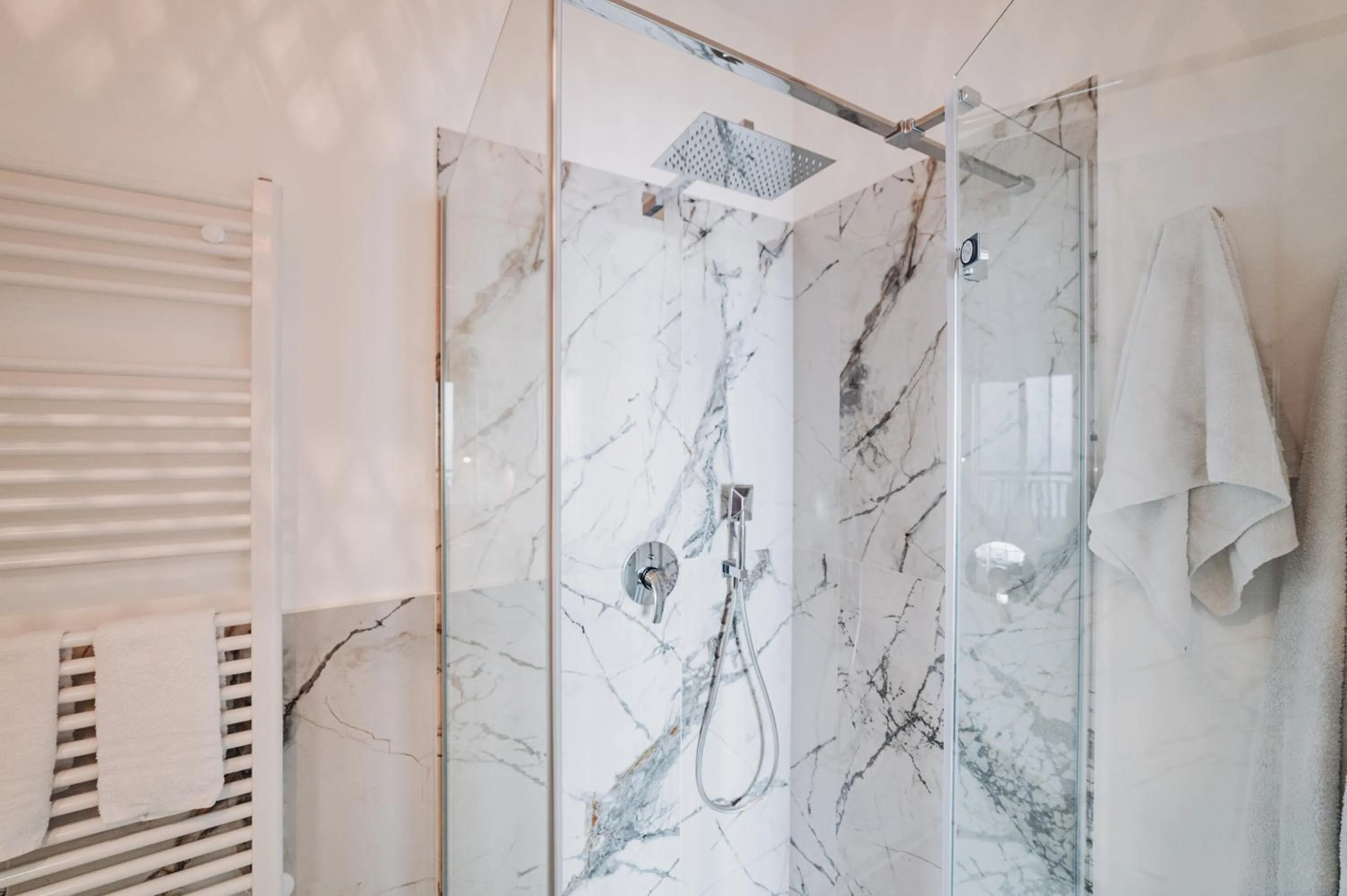 Shower in Blue Marine Taormina
