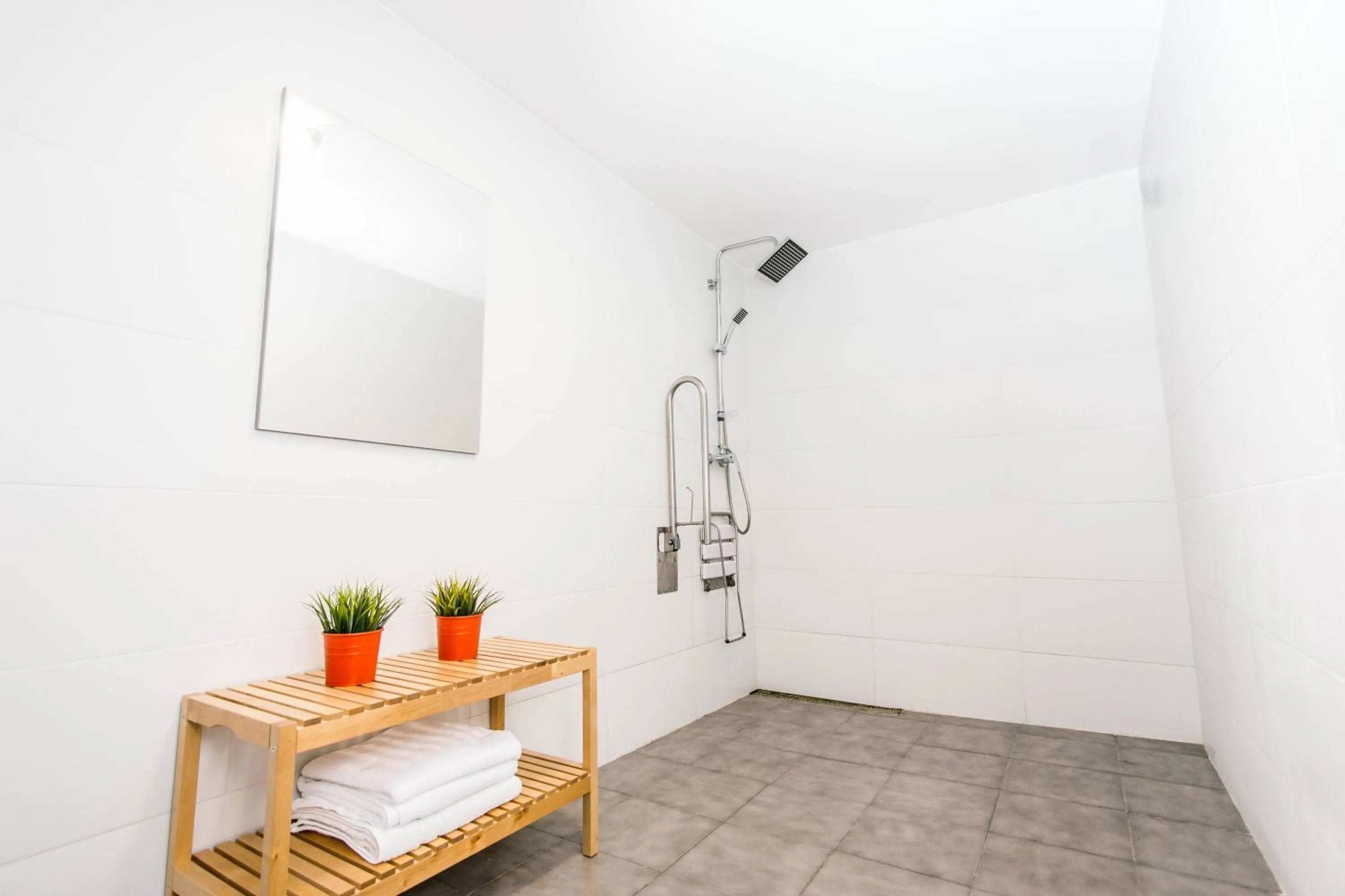 Shower in 360 Hostel Borne