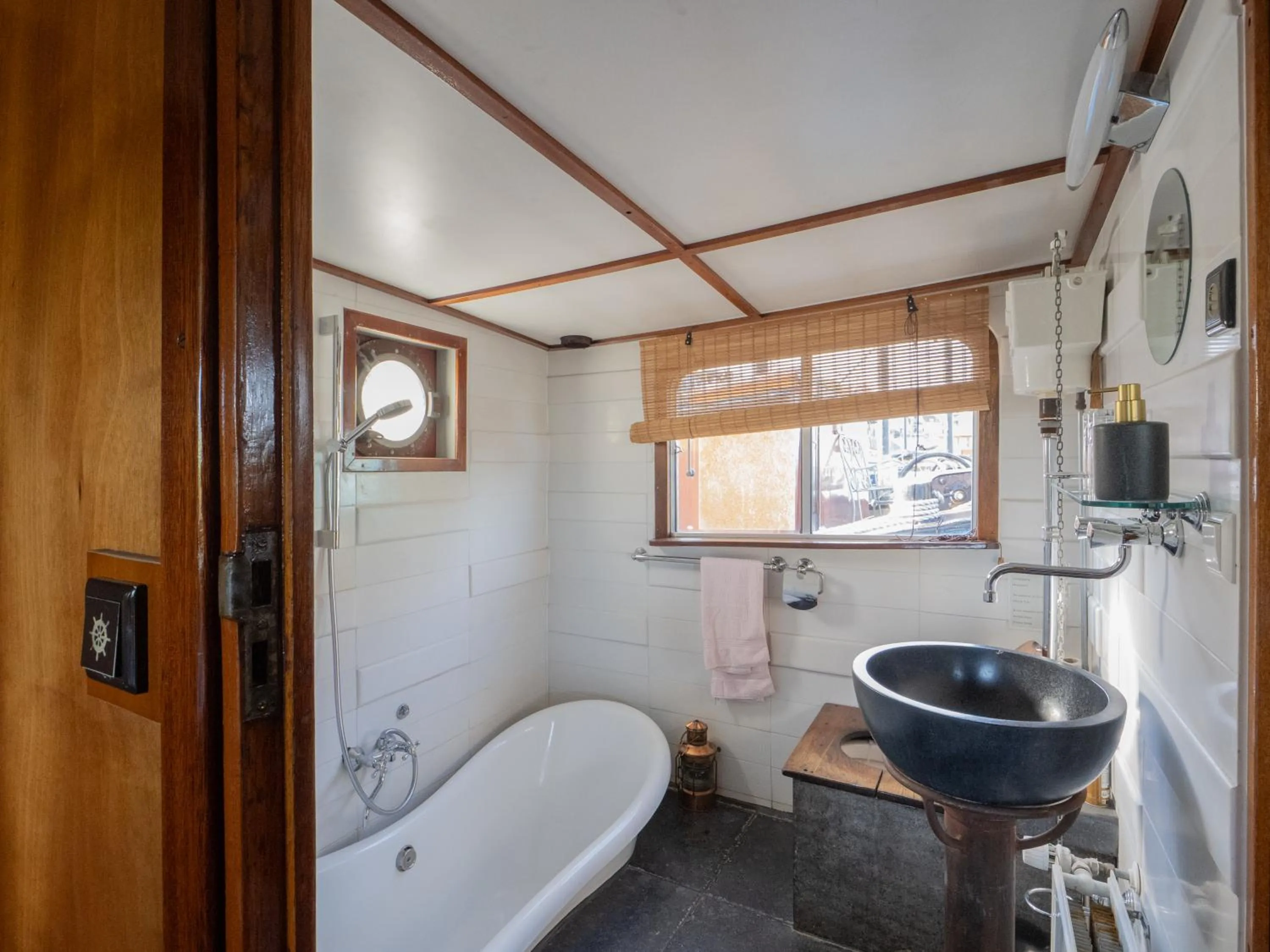 Bathroom in Boat 'Opoe Sientje'